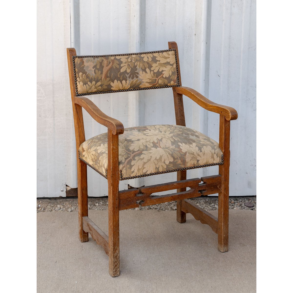 Fauteuil ancien clouté en bois et tissu Ernest N°1497 - Bon état bois foncé, DEBONGOUT