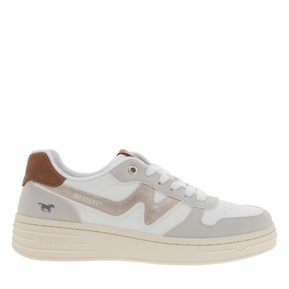 Tennis blanches à semelle plate avec un patch de la marque sur la languette blanc, MUSTANG