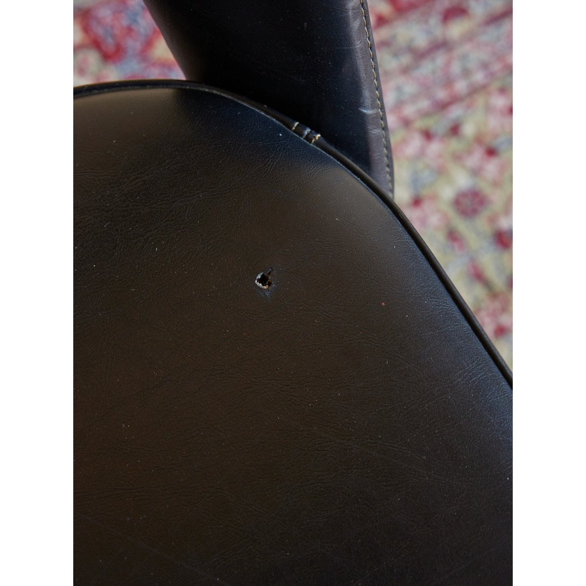 Paire de chaises en skaï Alma N°1580 - Bon état noir, DEBONGOUT