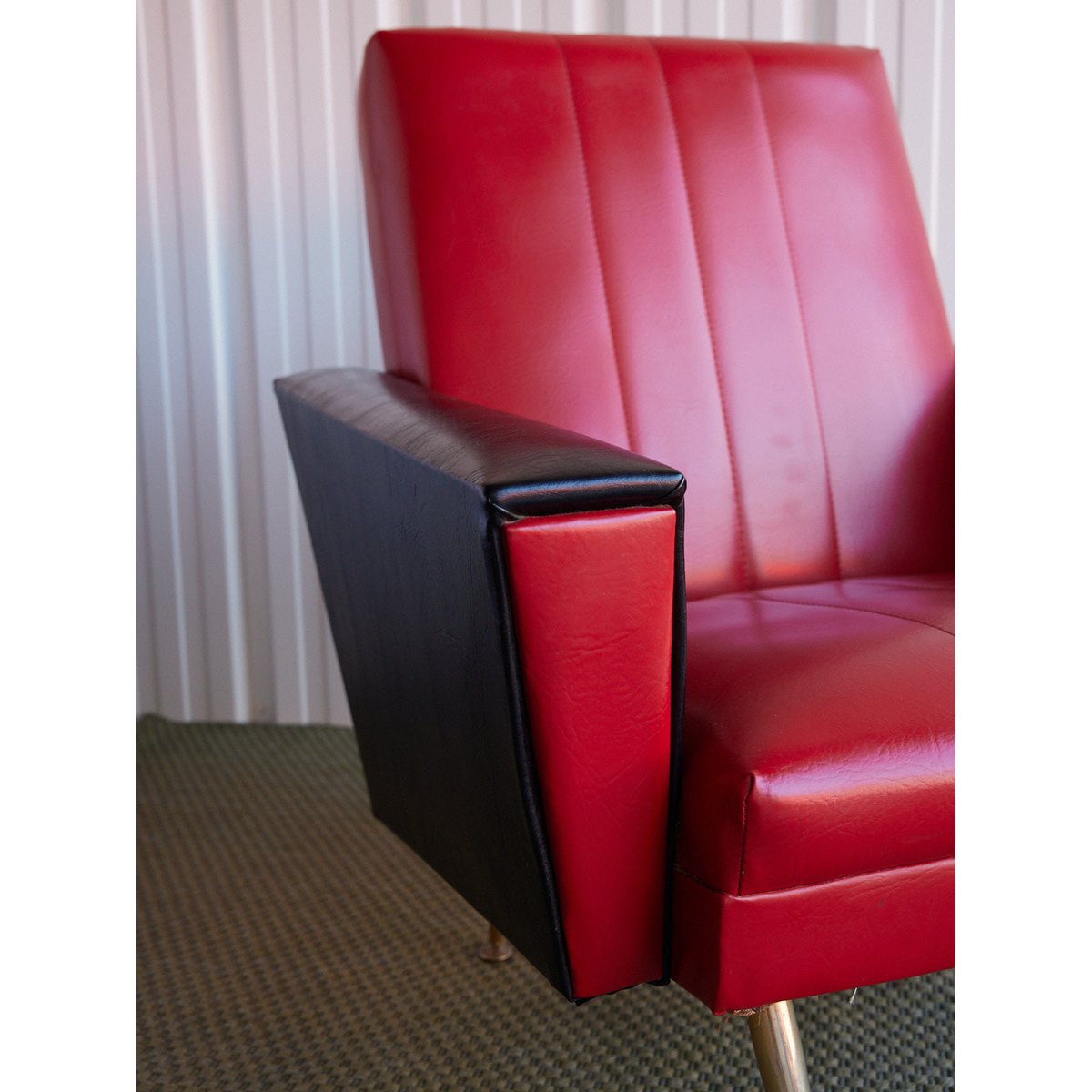 Paire de fauteuils en skaï bicolore Jakob N°1396 - Bon état rouge, DEBONGOUT