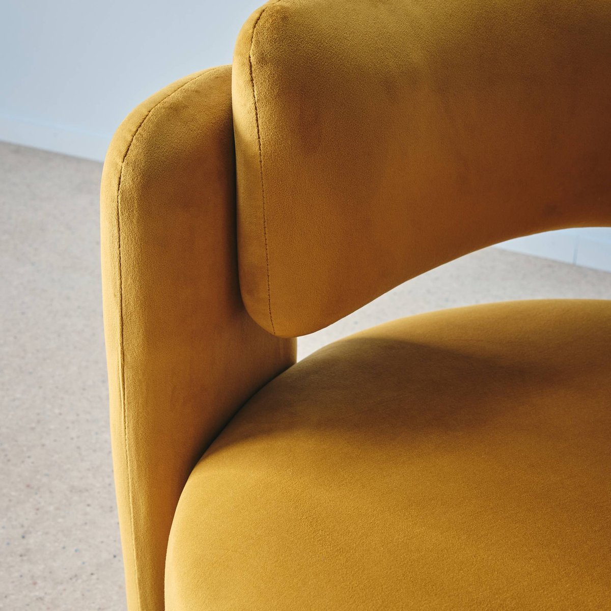 Fauteuil tripode en velours  MELLOW moutarde, SWEEEK