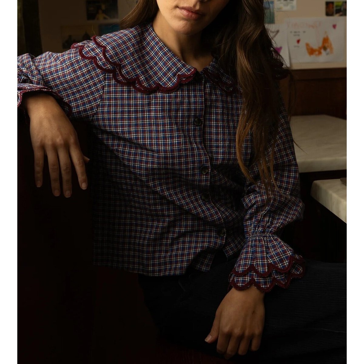 Blusa com gola Claudine, xadrez, BHALLAN quadrados azuis/vermelhos, APACHES COLLECTIONS