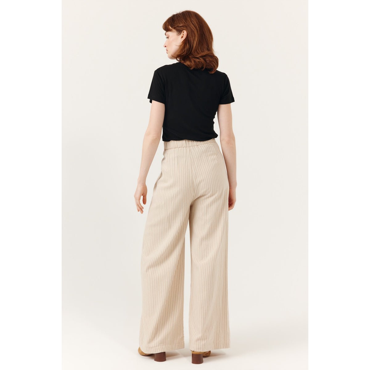 Pantalon Dalina taille haute coupe large droite à rayures fines verticales beige, ARTLOVE