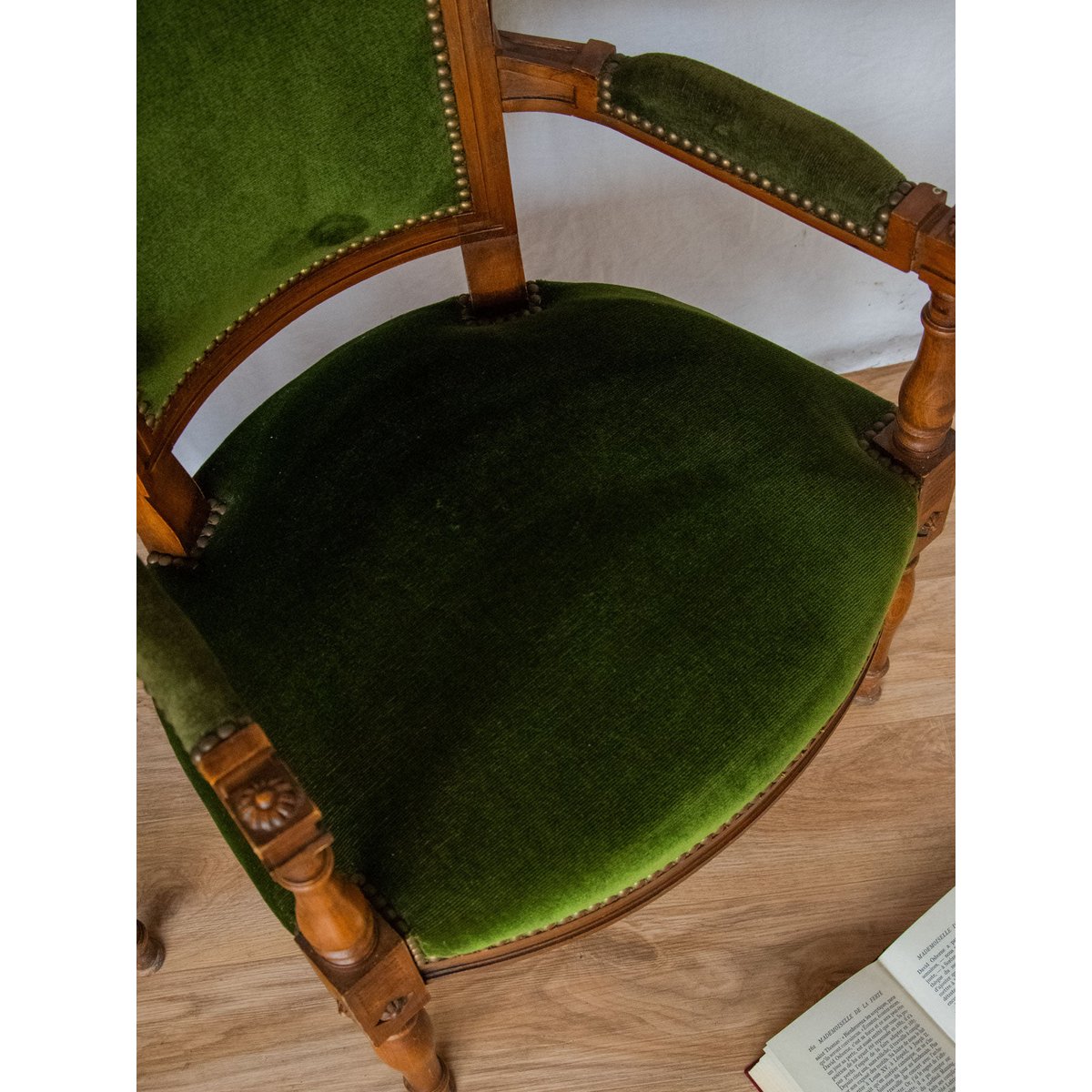 Paire de fauteuils en velours Ernest N°649 - Bon état bois foncé, DEBONGOUT