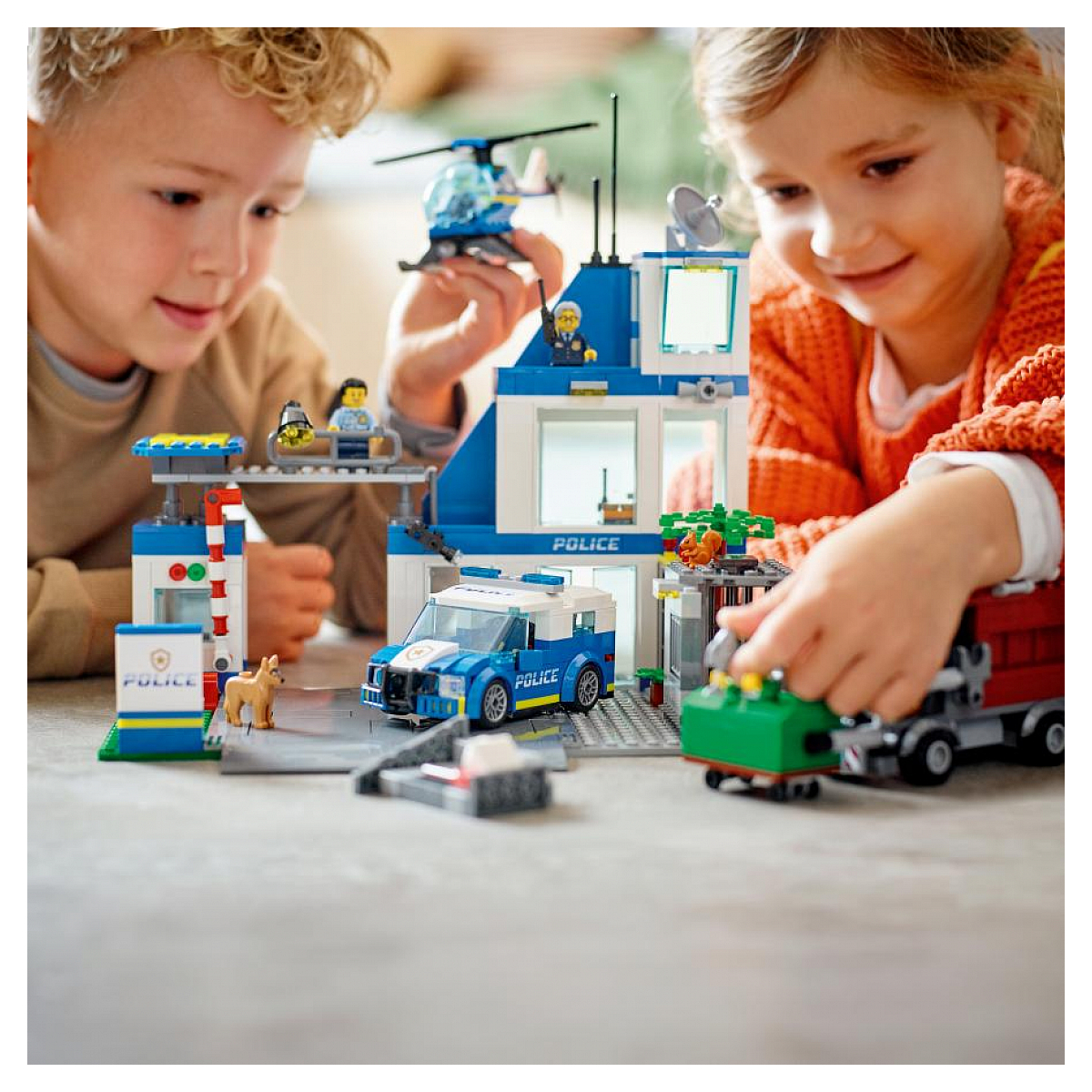 LEGO City - Commissariat de Police 60316 : Aventure Urbaine multicolore, LEGO