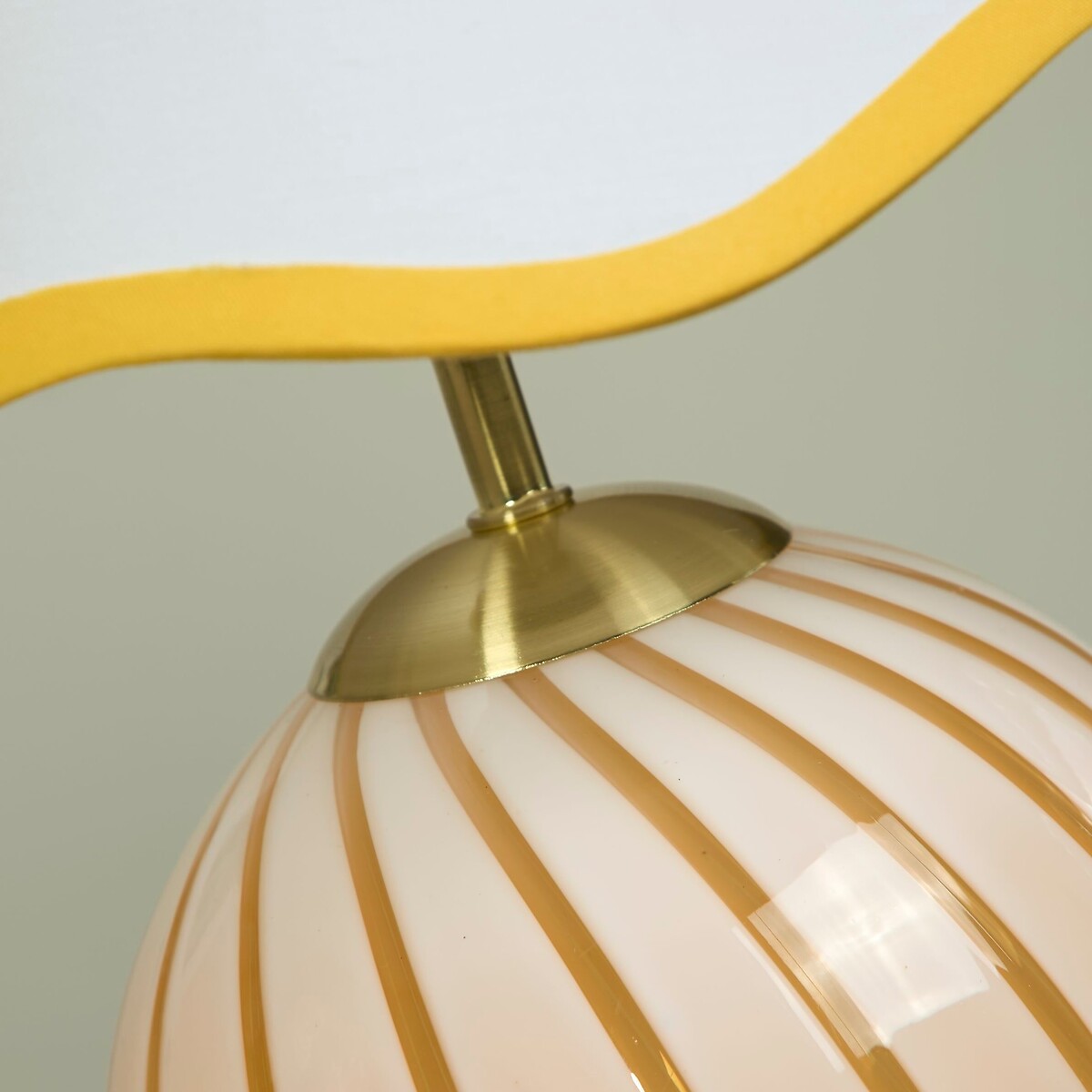 Bari Swirl Glass Table Lamp with Scalloped Shade brass, SO'HOME