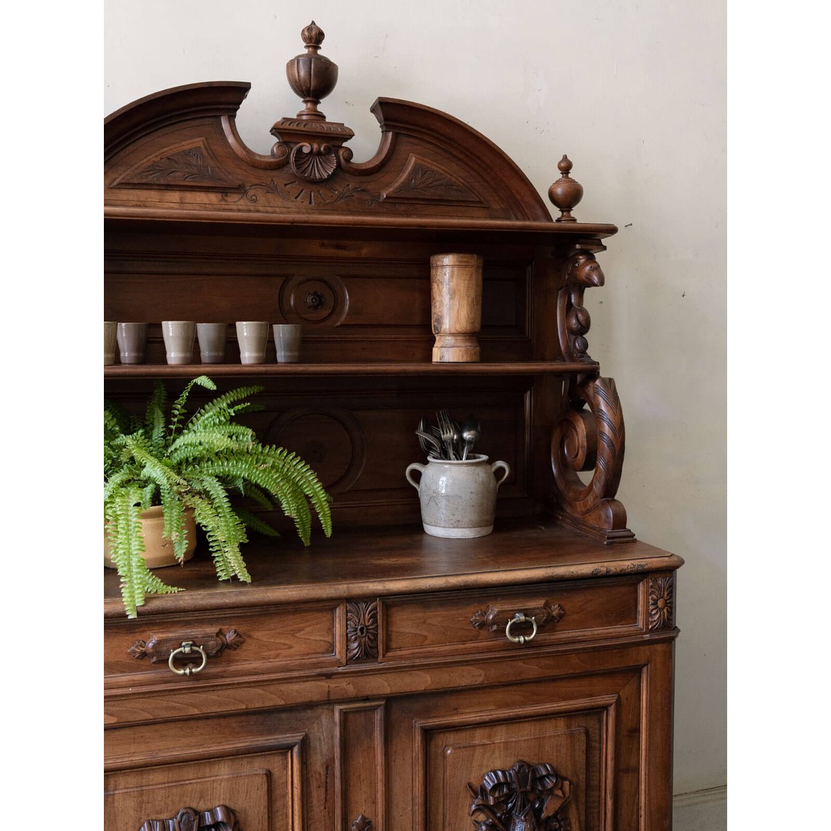 Buffet deux-corps en bois massif Gilbert N°1636 - Bon état bois foncé, DEBONGOUT