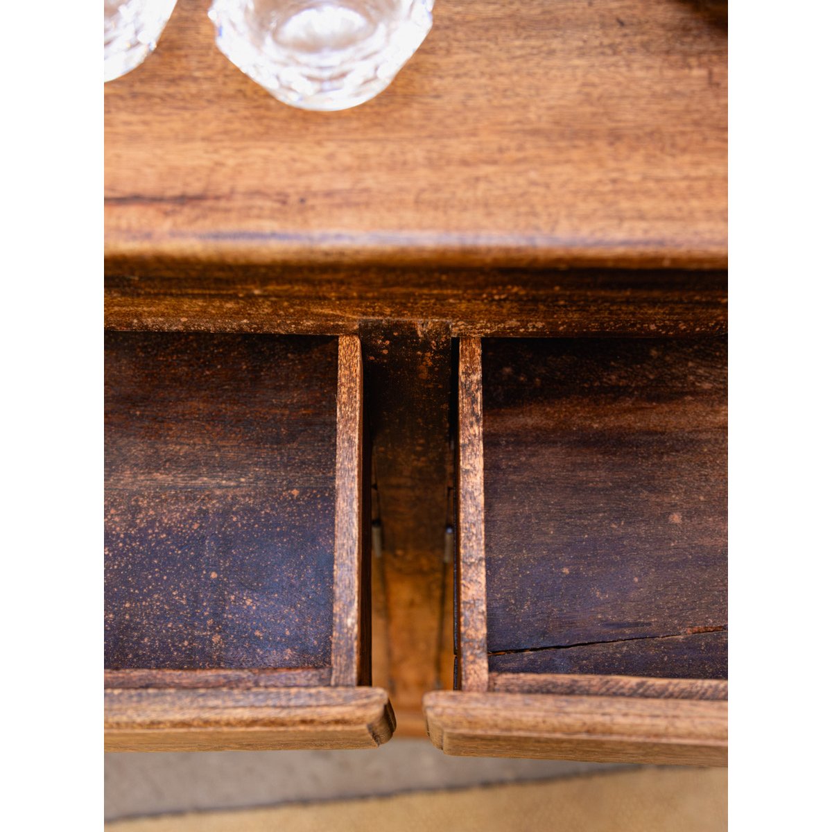 Légant buffet en bois Gilbert N°700 - Bon état bois foncé, DEBONGOUT