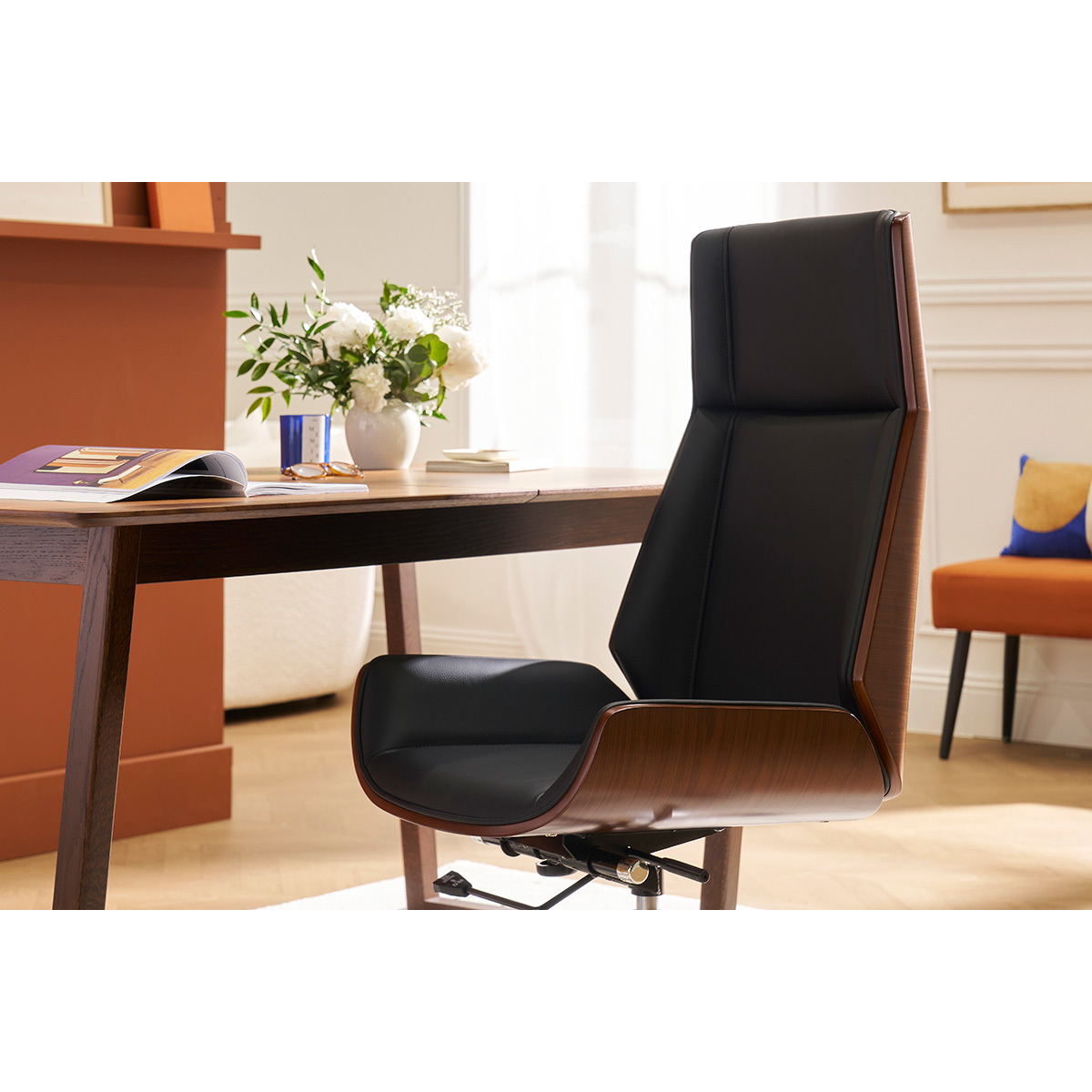 Fauteuil de bureau de direction design en tissu effet velours texturé beige, bois foncé et acier chromé CURVED noyer / noir, MILIBOO