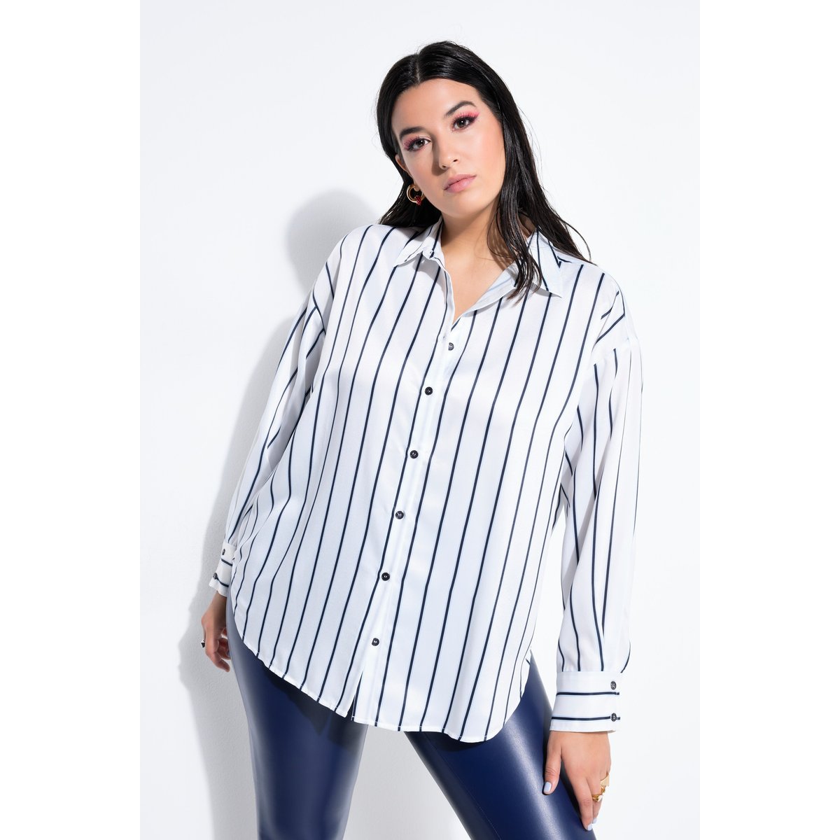 Chemisier oversize à rayures en satin blanc cassé, STUDIO UNTOLD