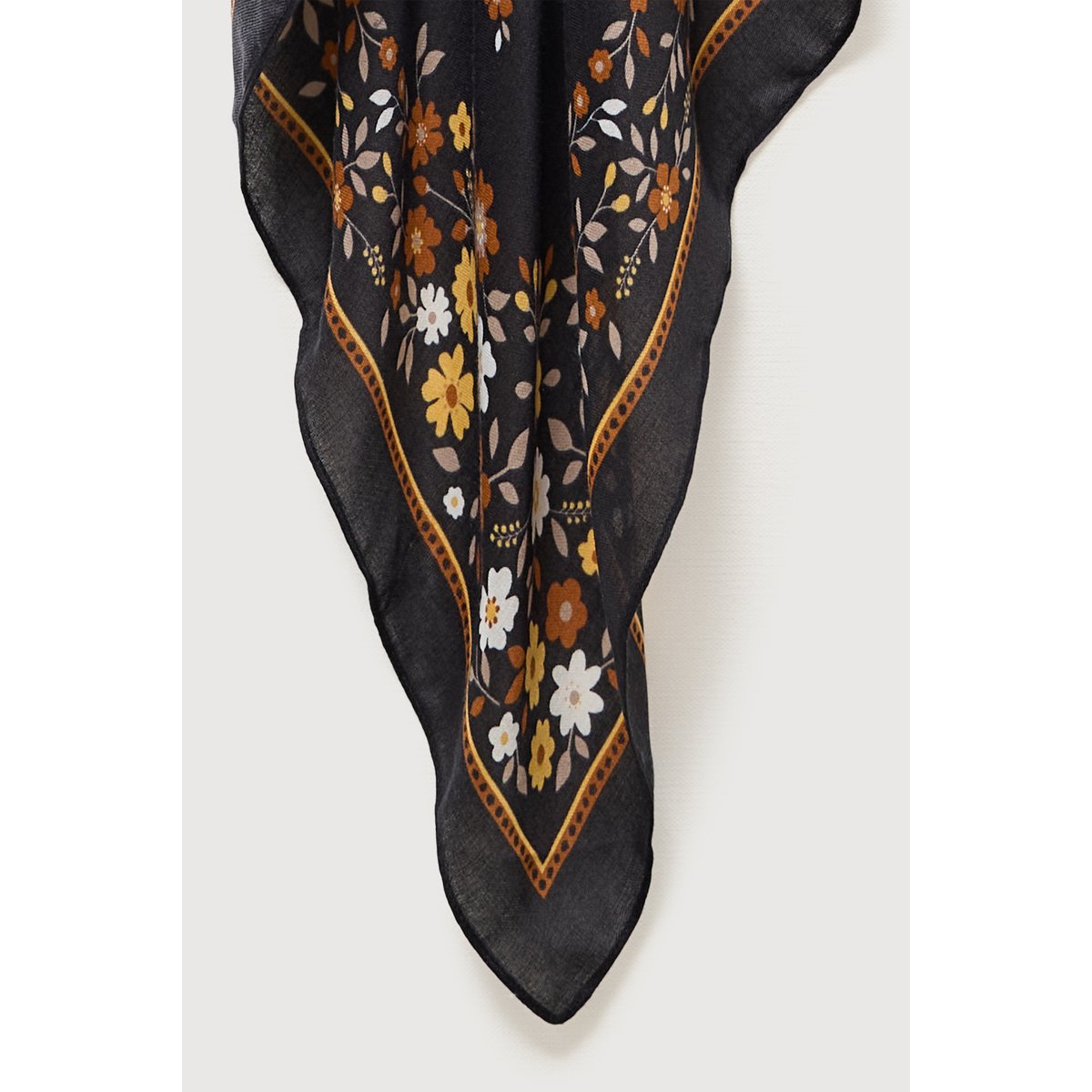 Foulard noir, BONOBO