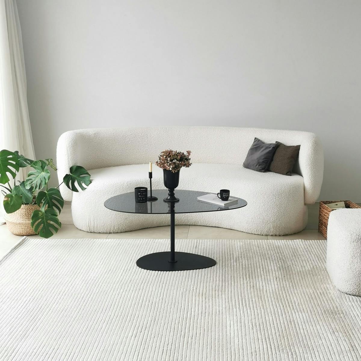 Table basse plateau triangulaire en verre TULUM verre fumé, PIER IMPORT