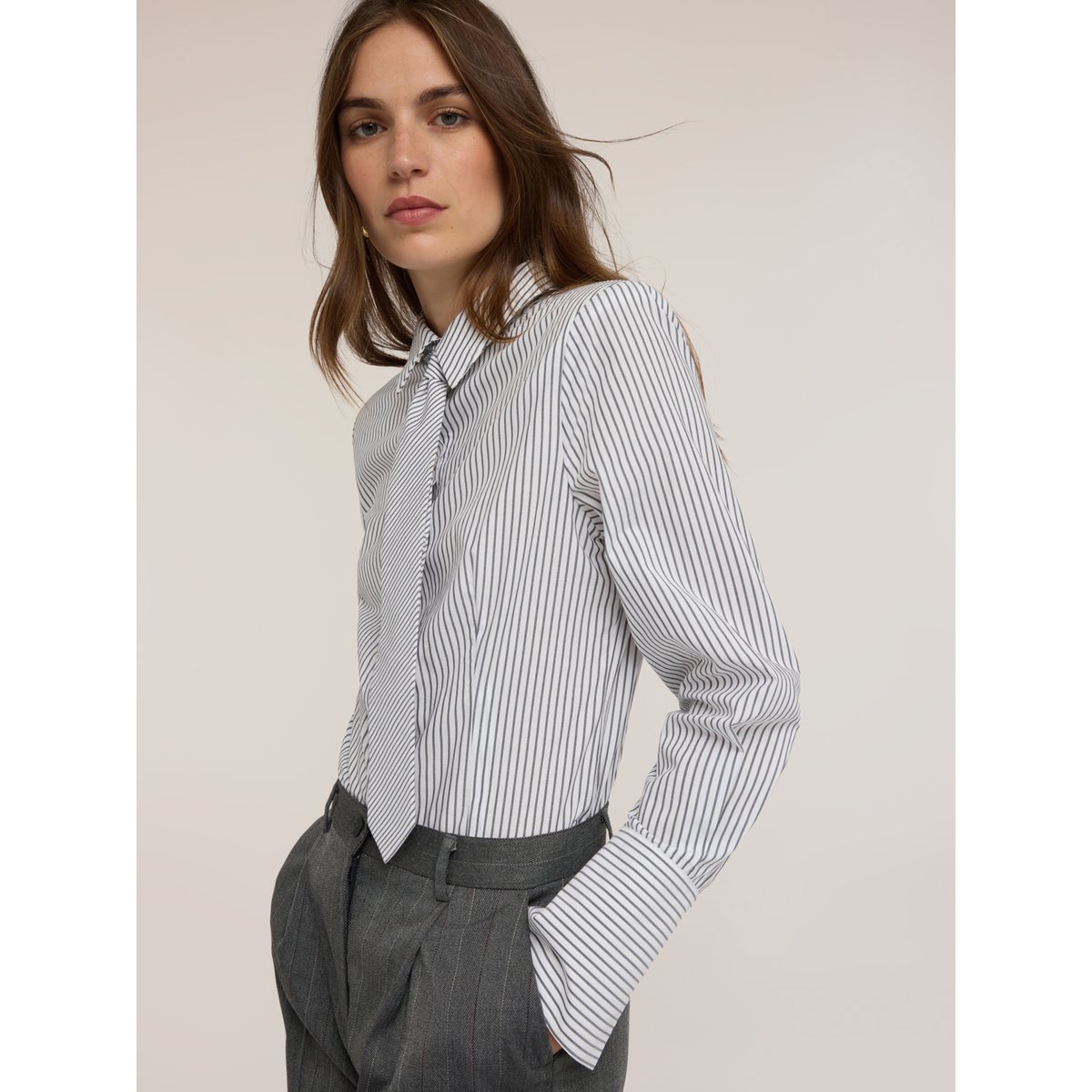 Chemise à rayures avec nœud papillon blanc, MOTIVI