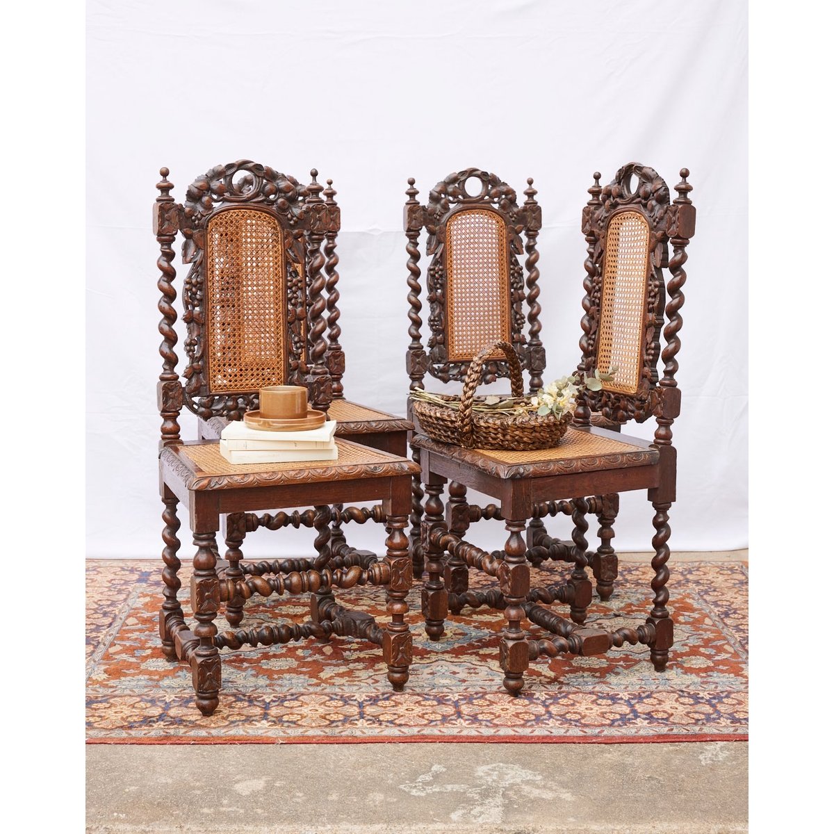 Lot de 4 chaises en chêne et cannage Claude N°1430 - Bon état bois foncé, DEBONGOUT