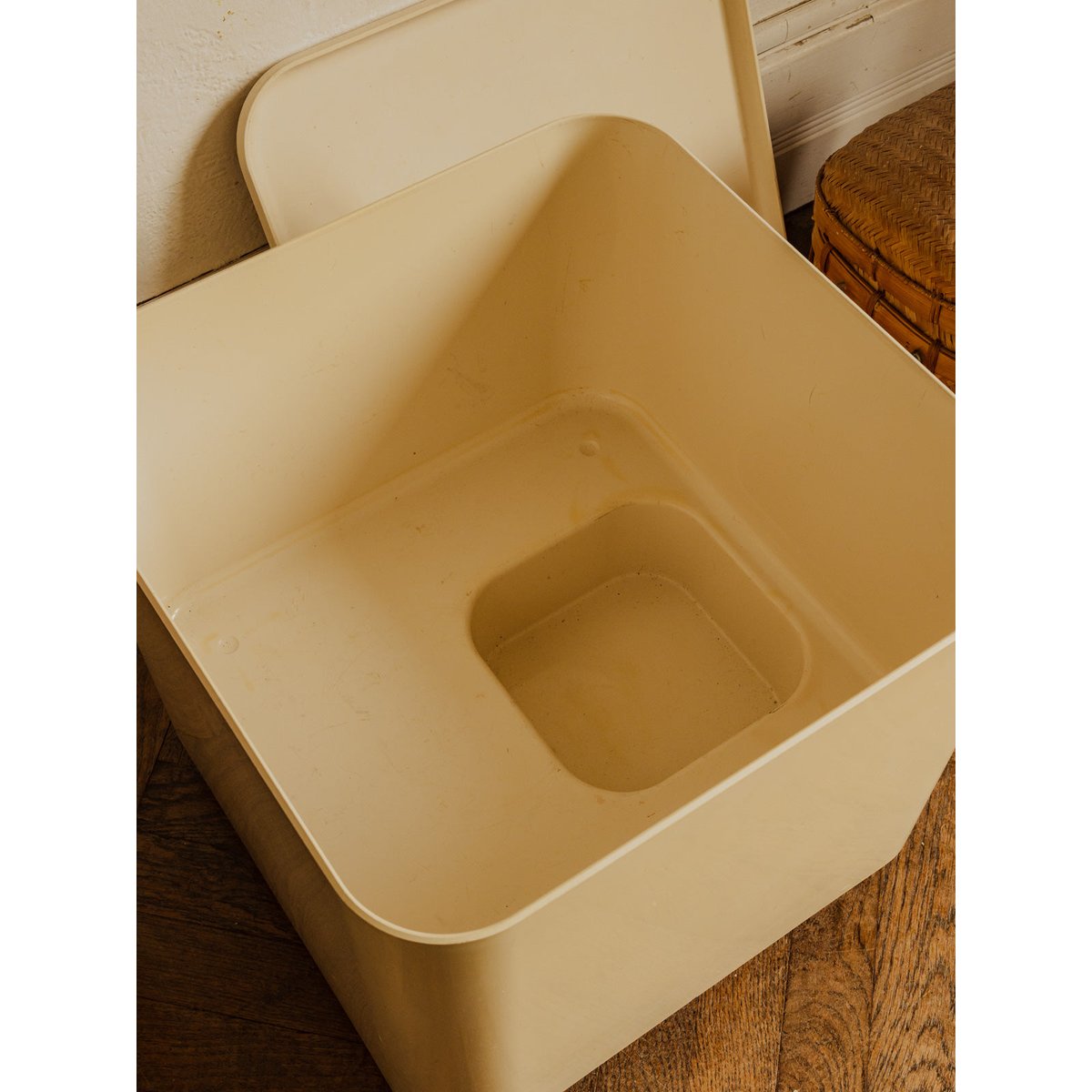 Table d'appoint en plastique crème Hanna N°1591 - Bon état crème, DEBONGOUT