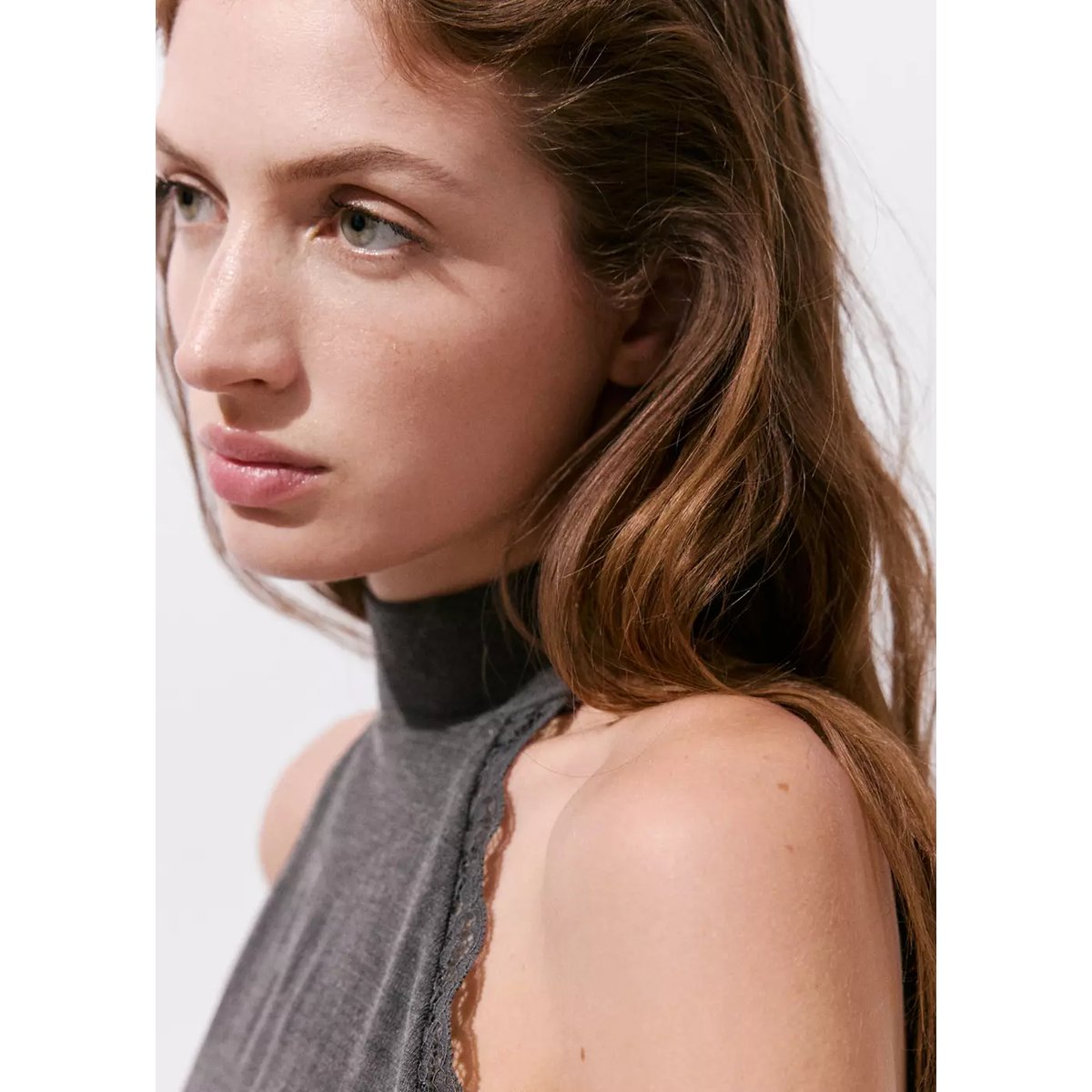 Haut à col montant avec détails en dentelle gris, MANGO