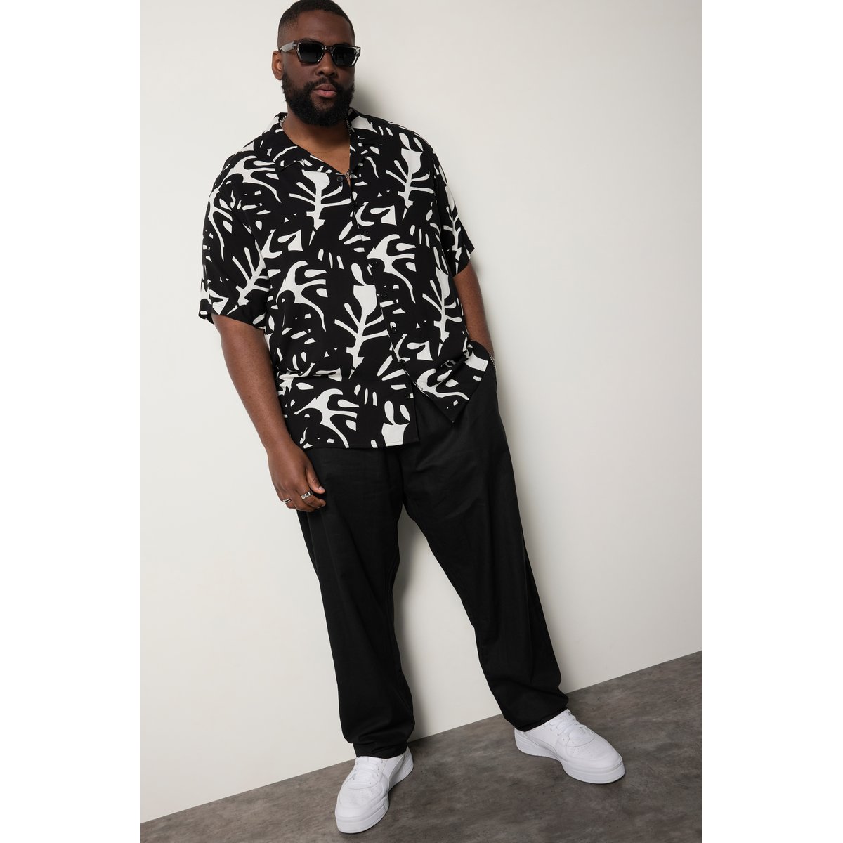 Chemise noir, STHUGE