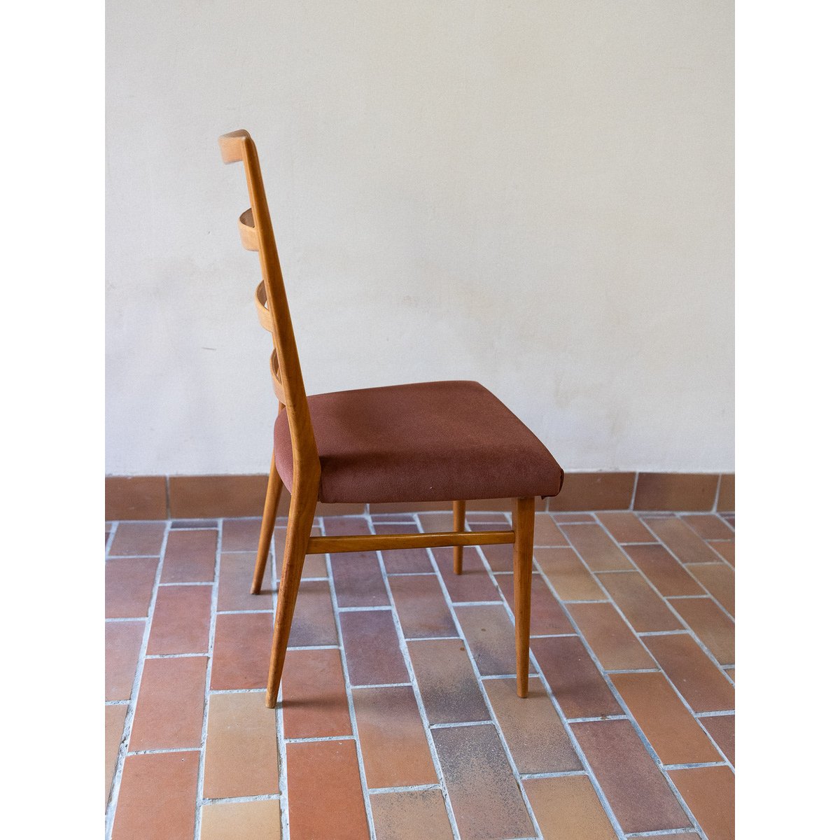 Lot de 4 chaises au tissu terracotta Alma N°1799 - Bon état terracotta, DEBONGOUT