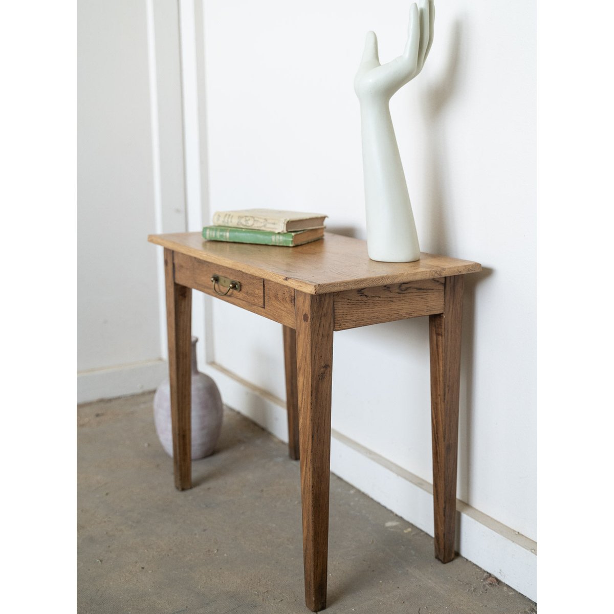 Petite table d'appoint de campagne en bois Francine N°1595 - Bon état bois foncé, DEBONGOUT