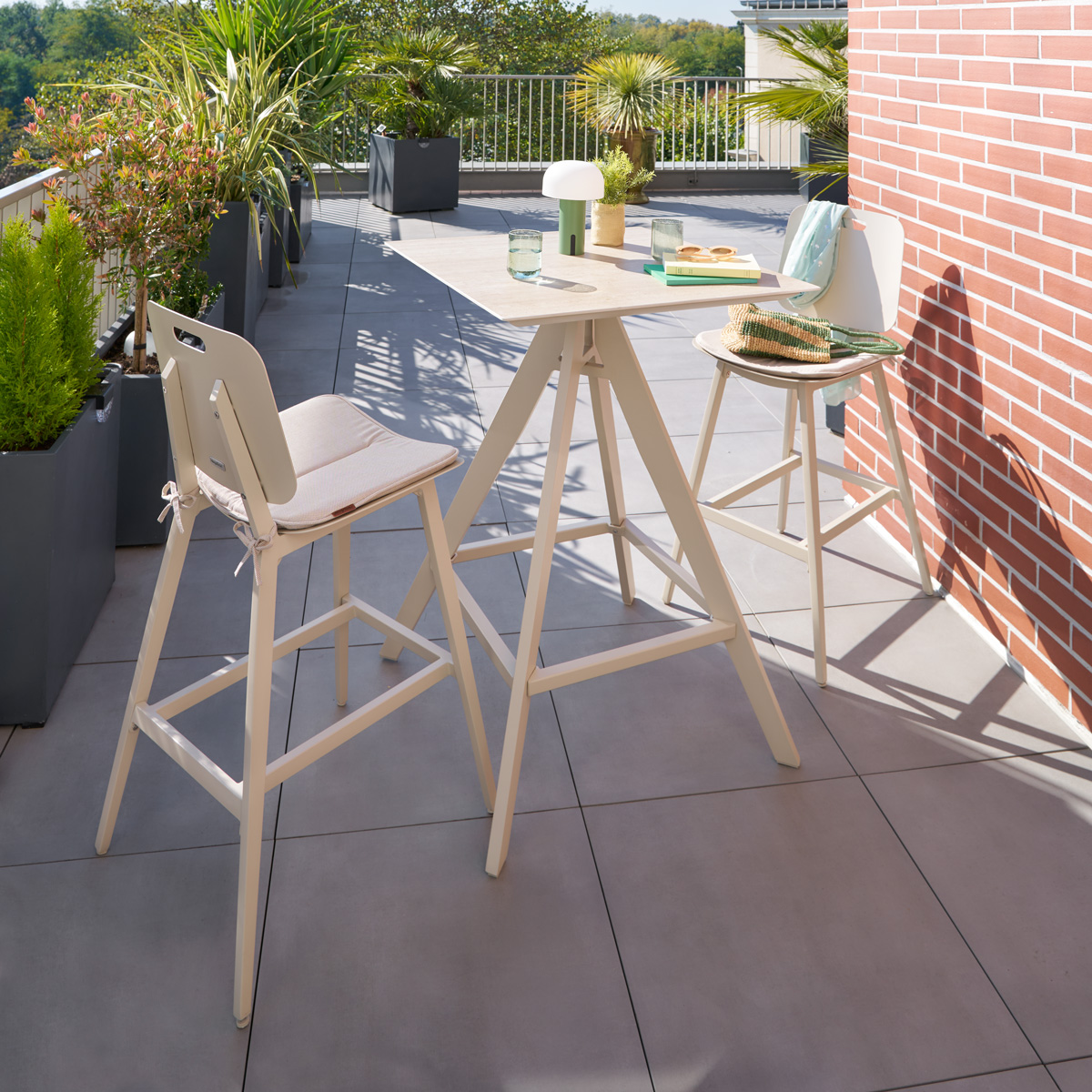 Table haute de jardin 2 places en aluminium TERZANO argile, HESPERIDE