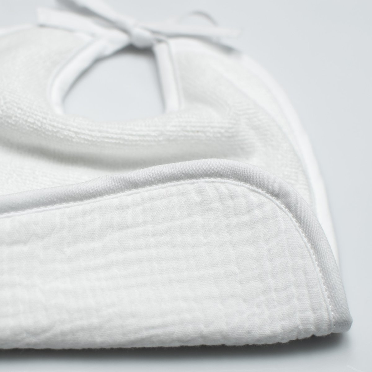 Bavoir en gaze de coton et bambou ajustable grâce à son lacet à nouer JEANNE blanc, SEVIRA KIDS