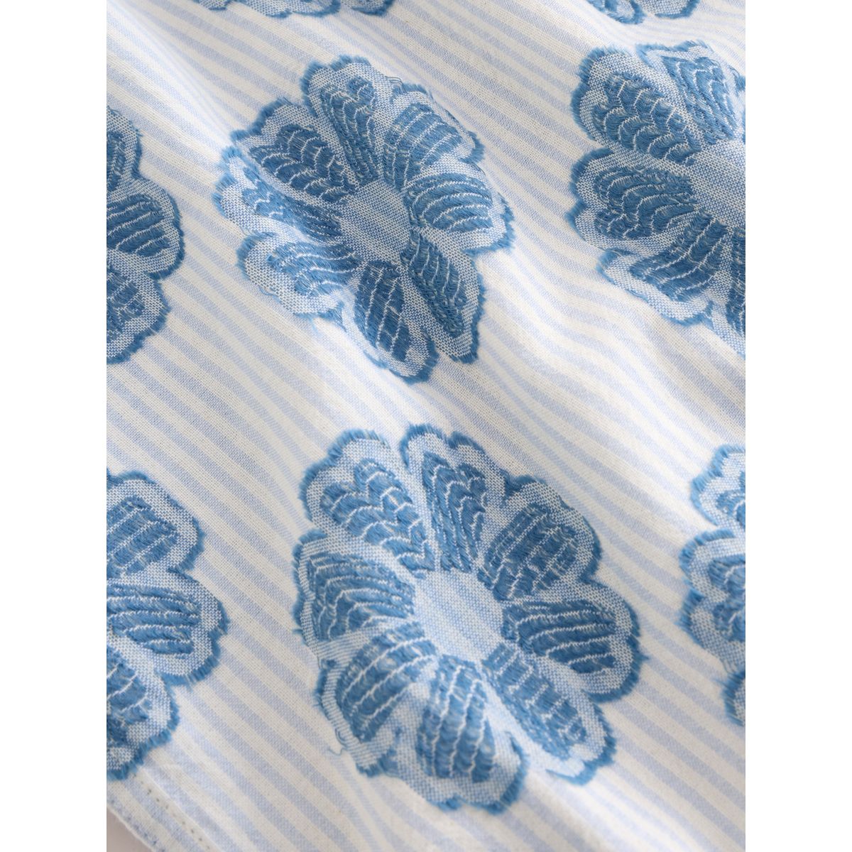 Chemise brodée et texturée à manches courtes fleur bleue, NEXT