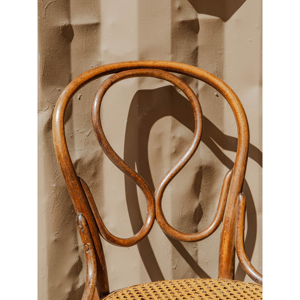 Paire de chaises en bois Claude N°1405 - Bon état bois foncé, DEBONGOUT
