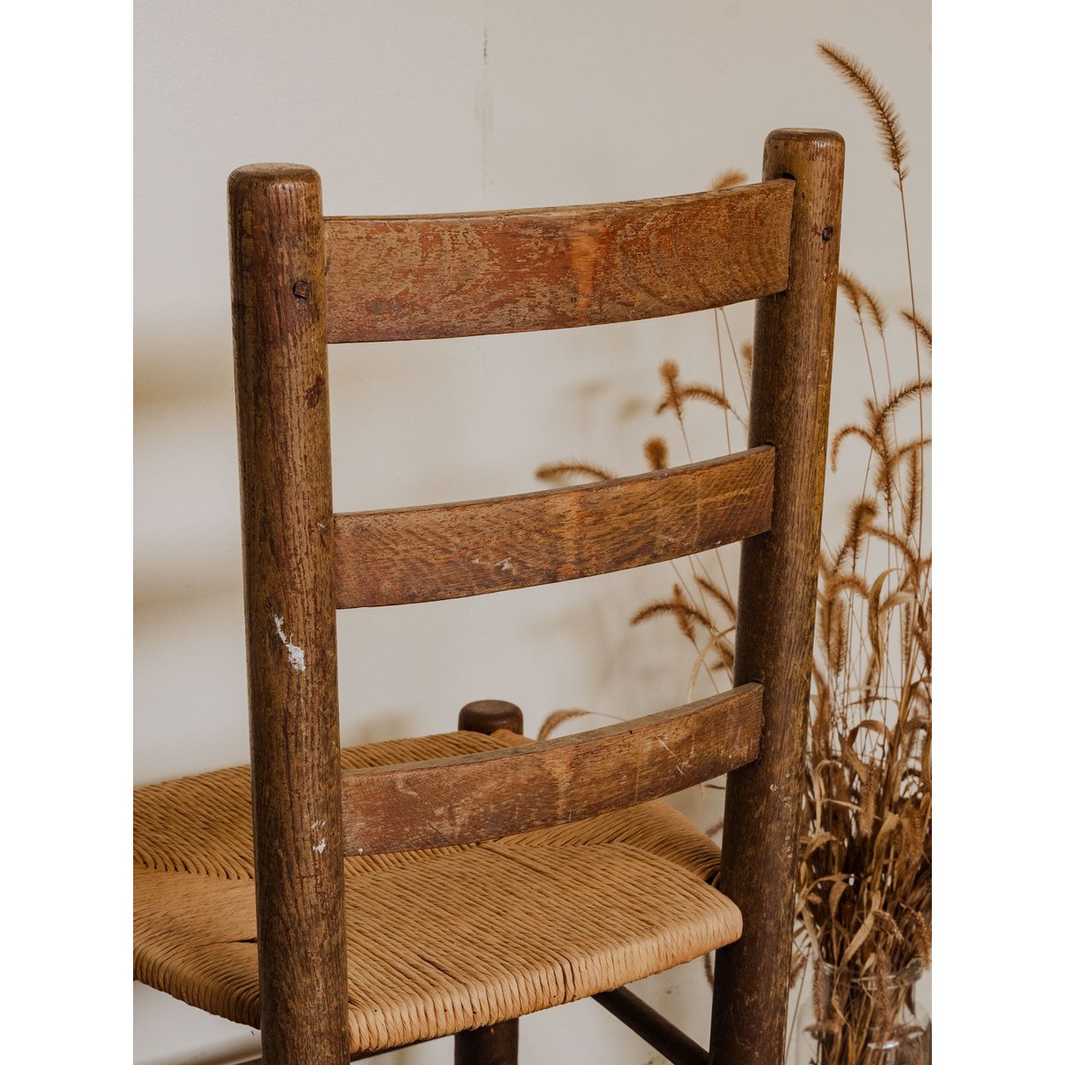 Paire de chaises en bois Claude N°1241 - Bon état bois foncé, DEBONGOUT