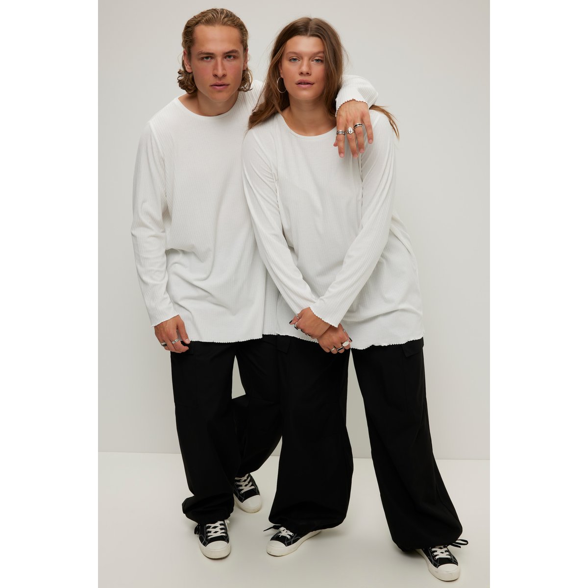 T-shirt long à col rond et manches courtes. blanc cassé, STUDIO UNTOLD
