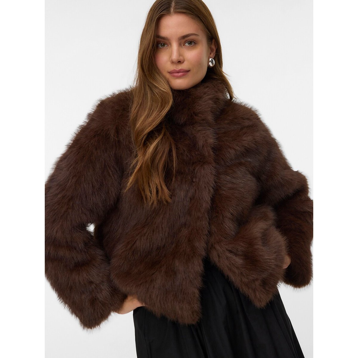 Manteau court en tissu duveteux à poils longs marron chocolat, VERO MODA