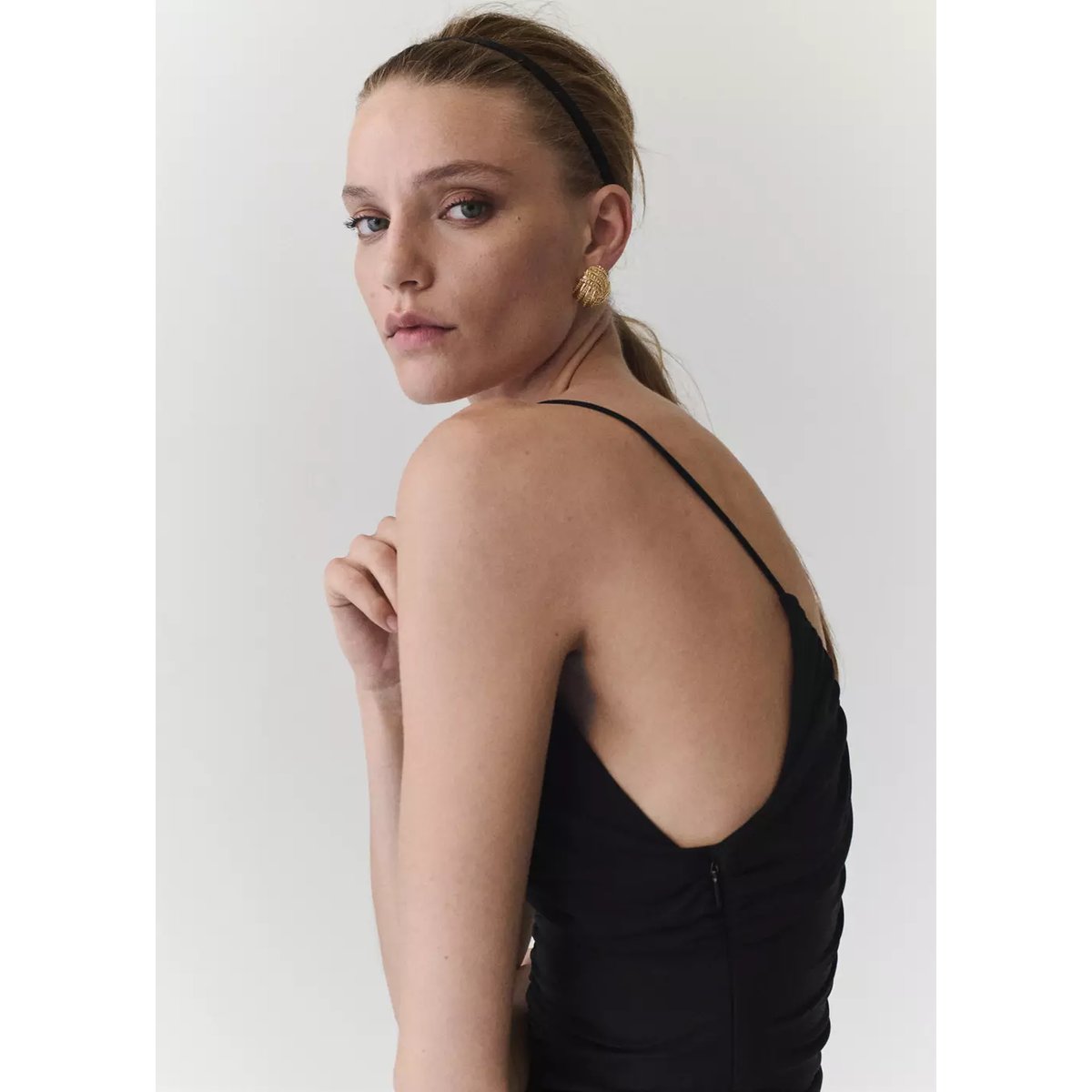 Robe à col en V froncée noir, MANGO