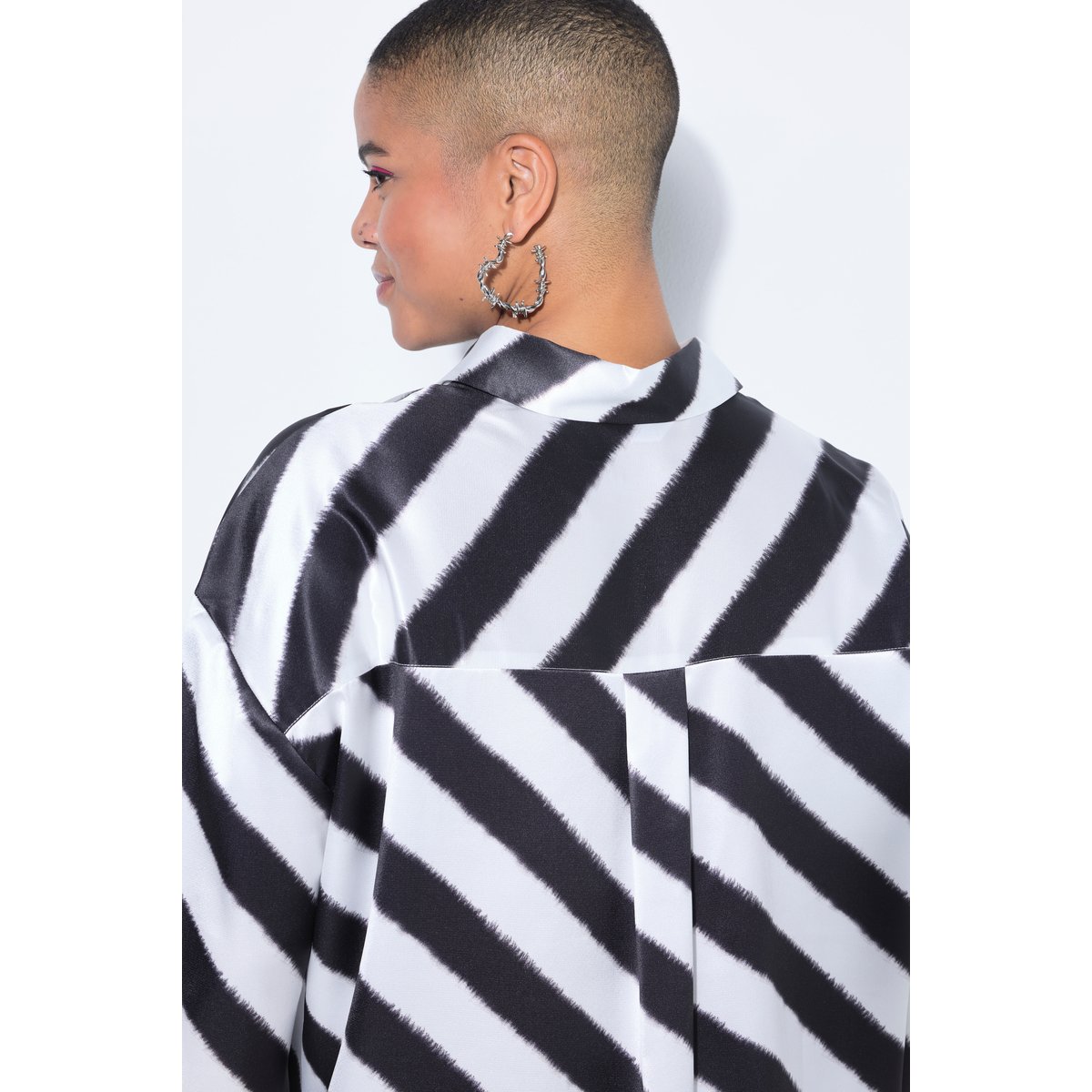 Chemisier oversize en satin, à rayures noir, STUDIO UNTOLD