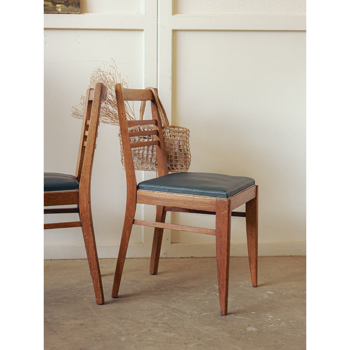 Paire de chaises mid-century vert cèdre Alma N°1673 - Bon état bois clair, DEBONGOUT