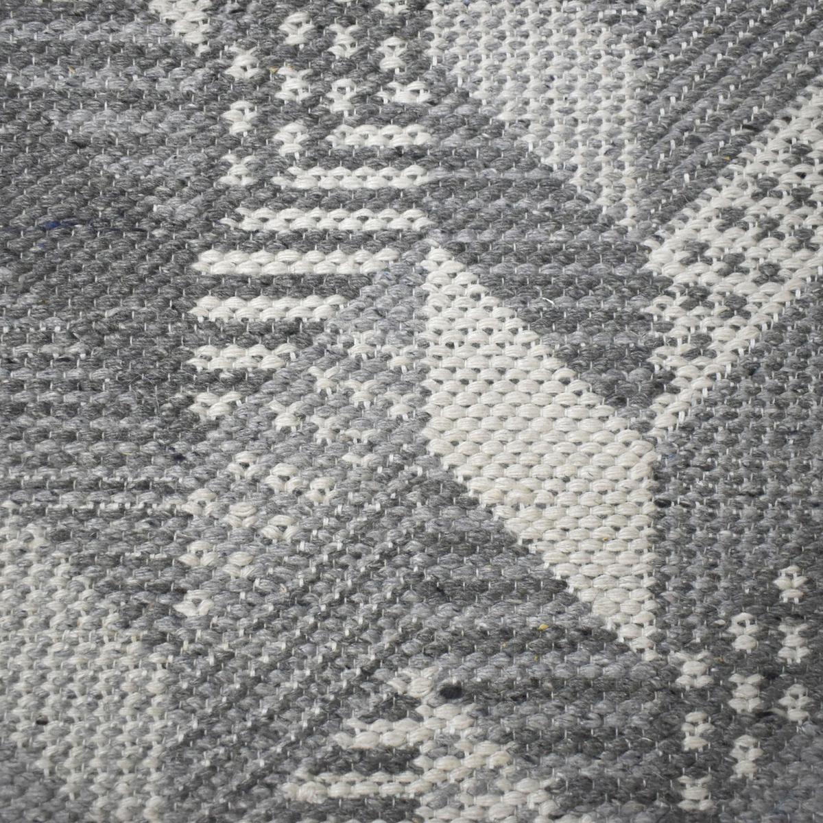 Tapis kilim fait à la main en coton motif géométrique gris, UN AMOUR DE TAPIS