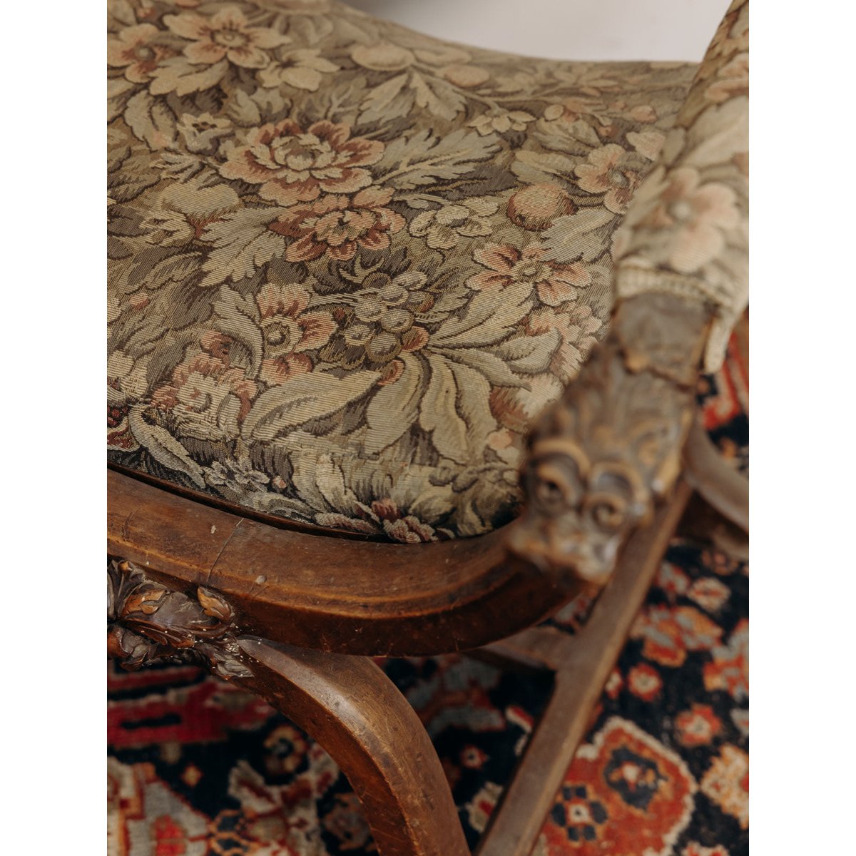 Grand fauteuil en bois sculpté et tapisserie florale Ernest N°1608 - Bon état bois foncé, DEBONGOUT