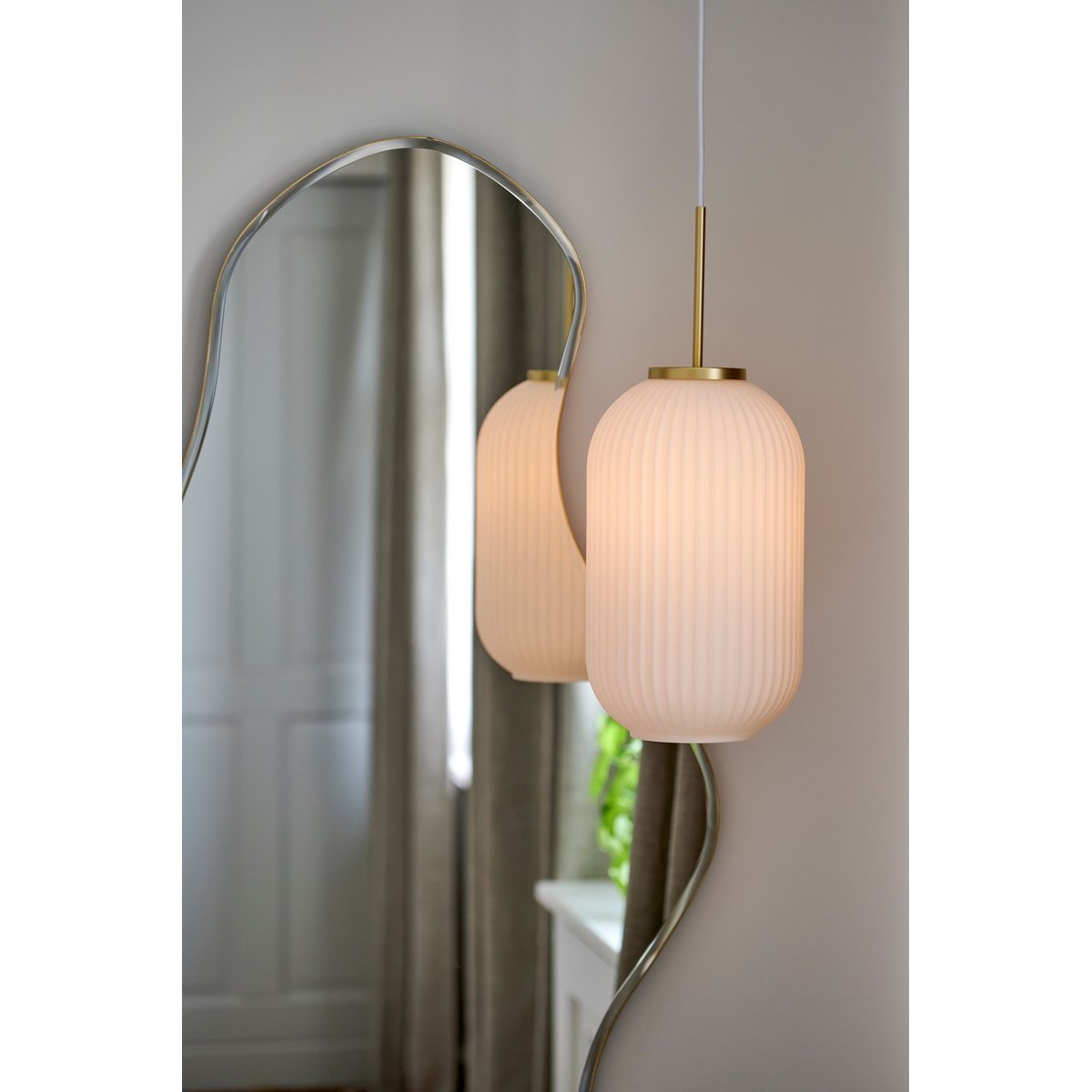 Suspension émet une lumière douce en verre strié, MILFORD 30 opale, NORDLUX
