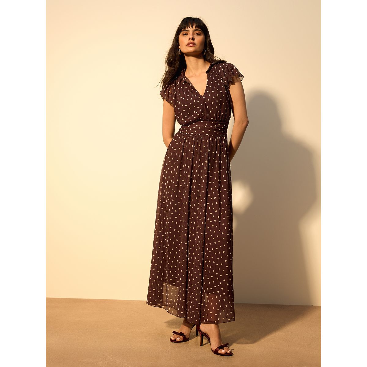 Robe longue imprimée à col v en tulle plissée tache brun chocolat, NEXT