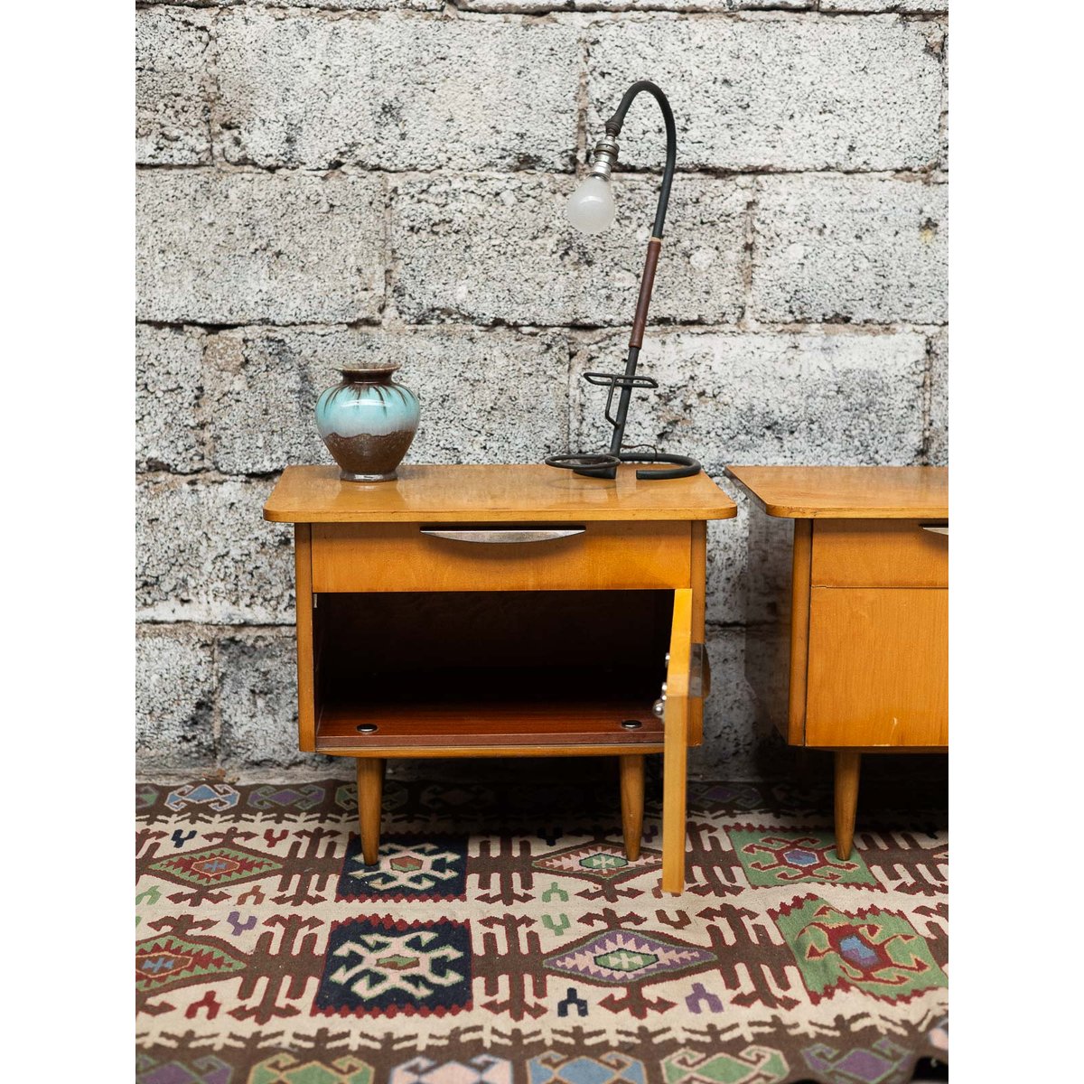 Paire de tables de chevet asymétriques Maïa N°1530 - Bon état bois clair, DEBONGOUT