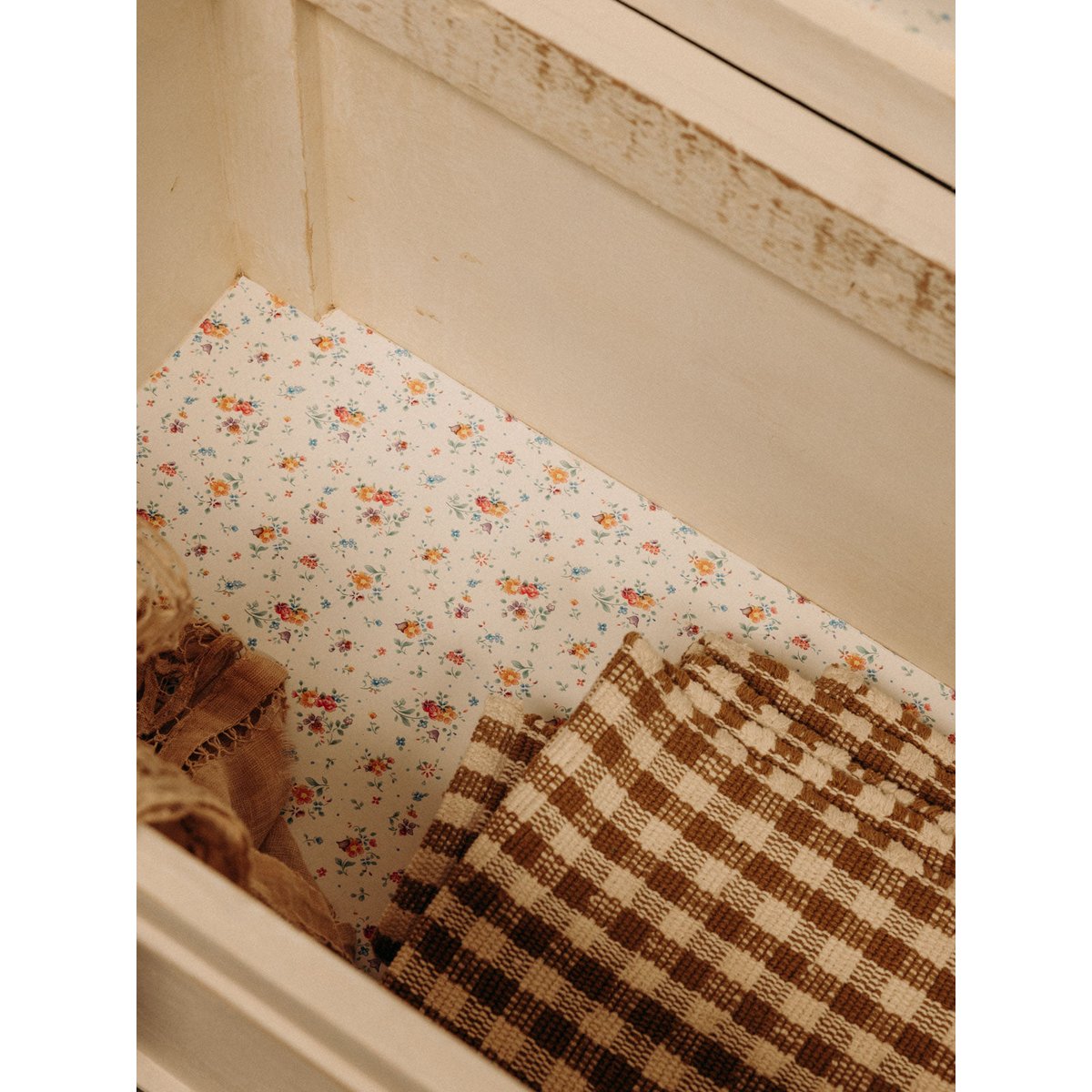 Coffre à jouets peint couleur crème Lucien N°149 - Bon état blanc, DEBONGOUT