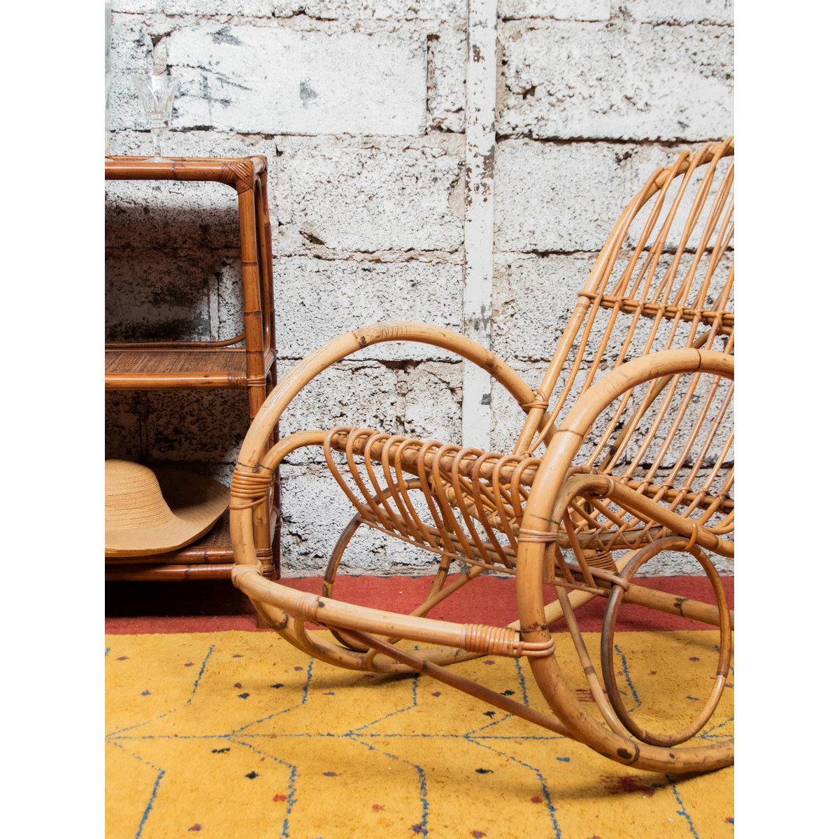 Grand rocking-chair en rotin clair Alibert N°67 - Bon état bois clair, DEBONGOUT