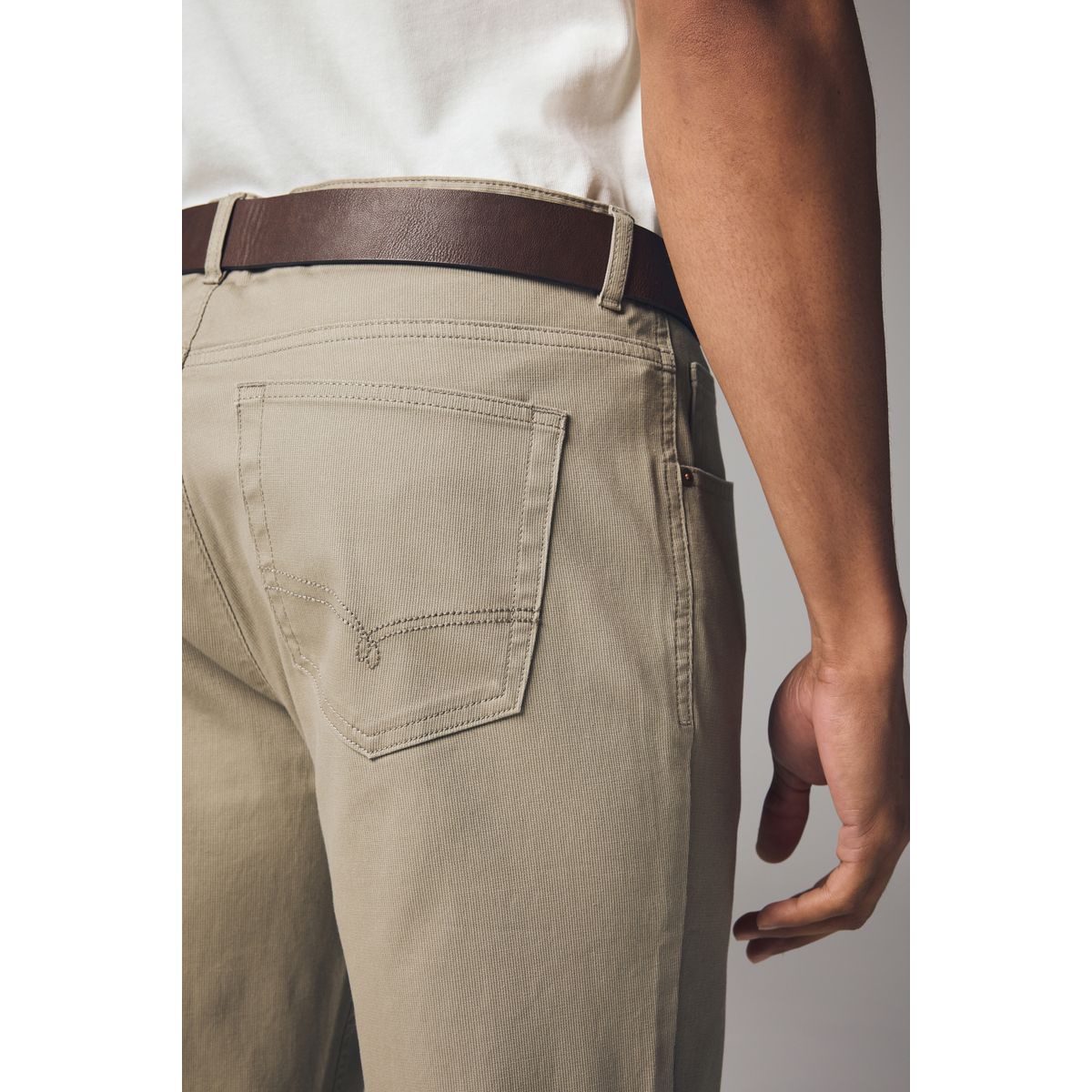 Pantalon avec ceinture coupe droite naturel, NEXT