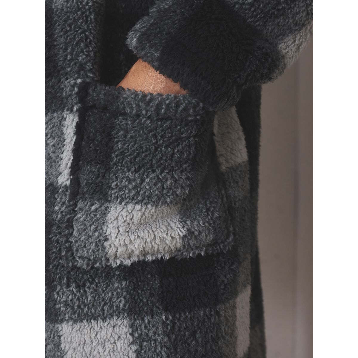 Robe de chambre zippé en peau lainée chèque monochrome, NEXT