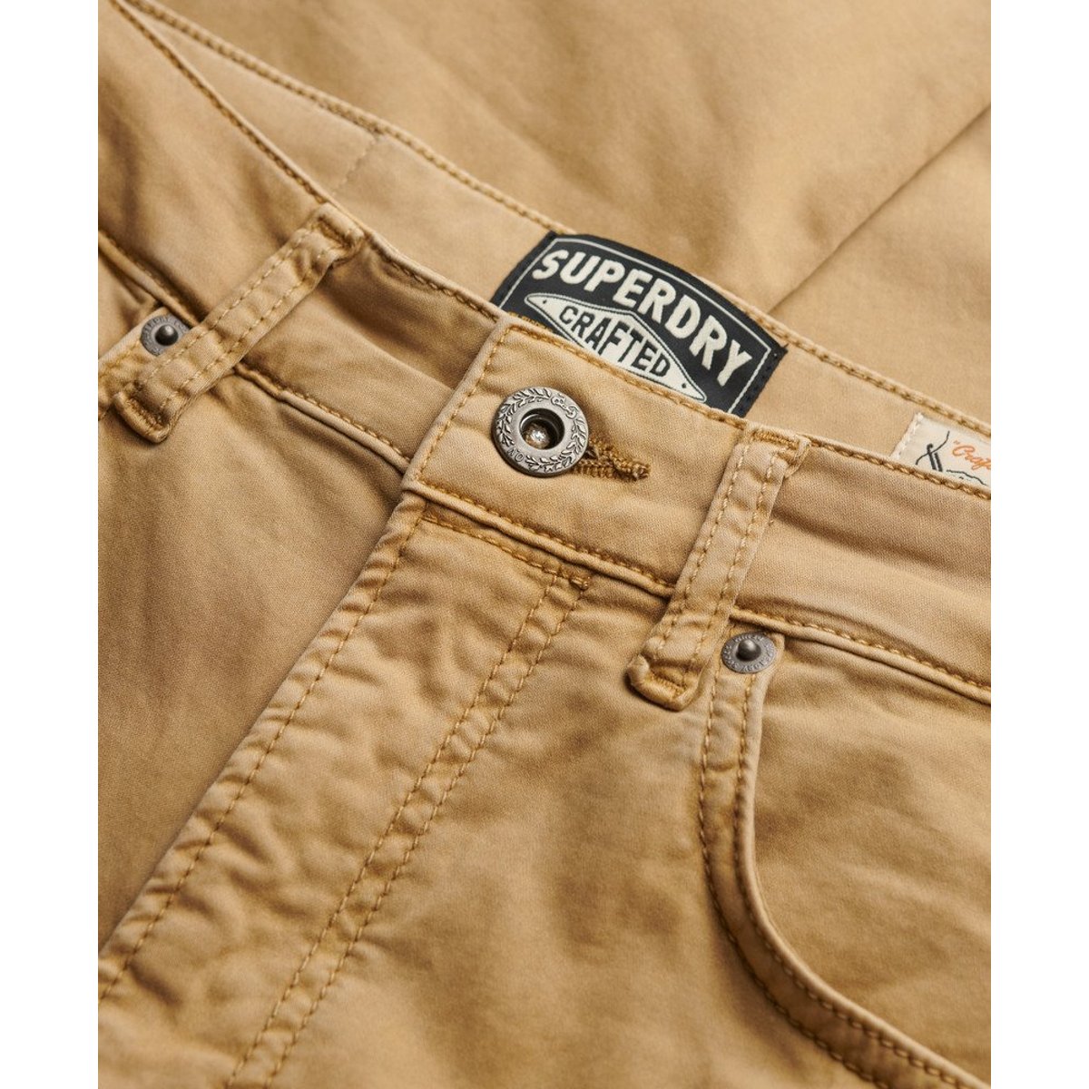 The Merchant Store - Pantalon 5 poches en satin beige américain, SUPERDRY