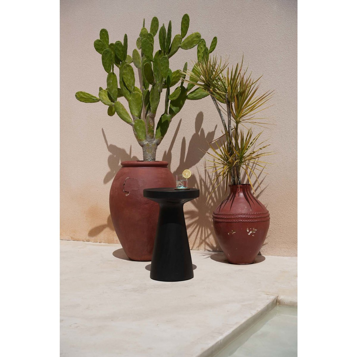 Table d’appoint en suar FIJI noir, BAZAR BIZAR