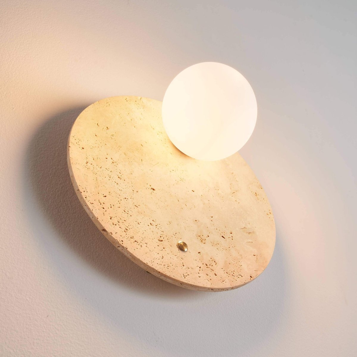 Applique globe opale sur travertin - ORÉ beige et blanc, KOSILUM