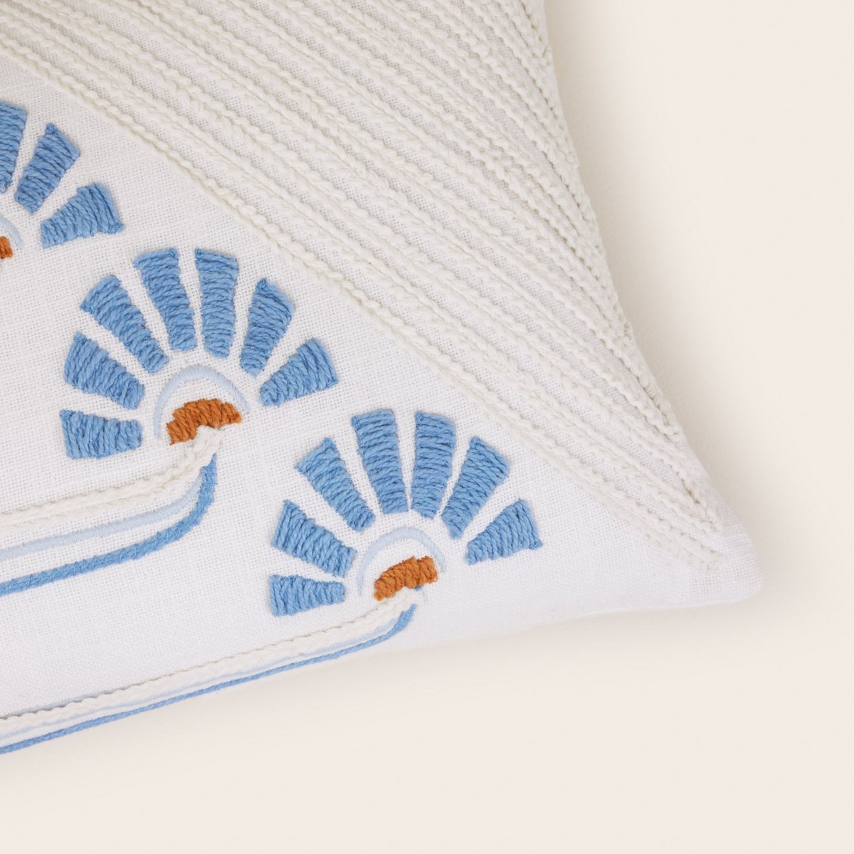 Housse De Coussin en Motif stylisé en coton tressé WINDIE blanc et bleuté, MADURA