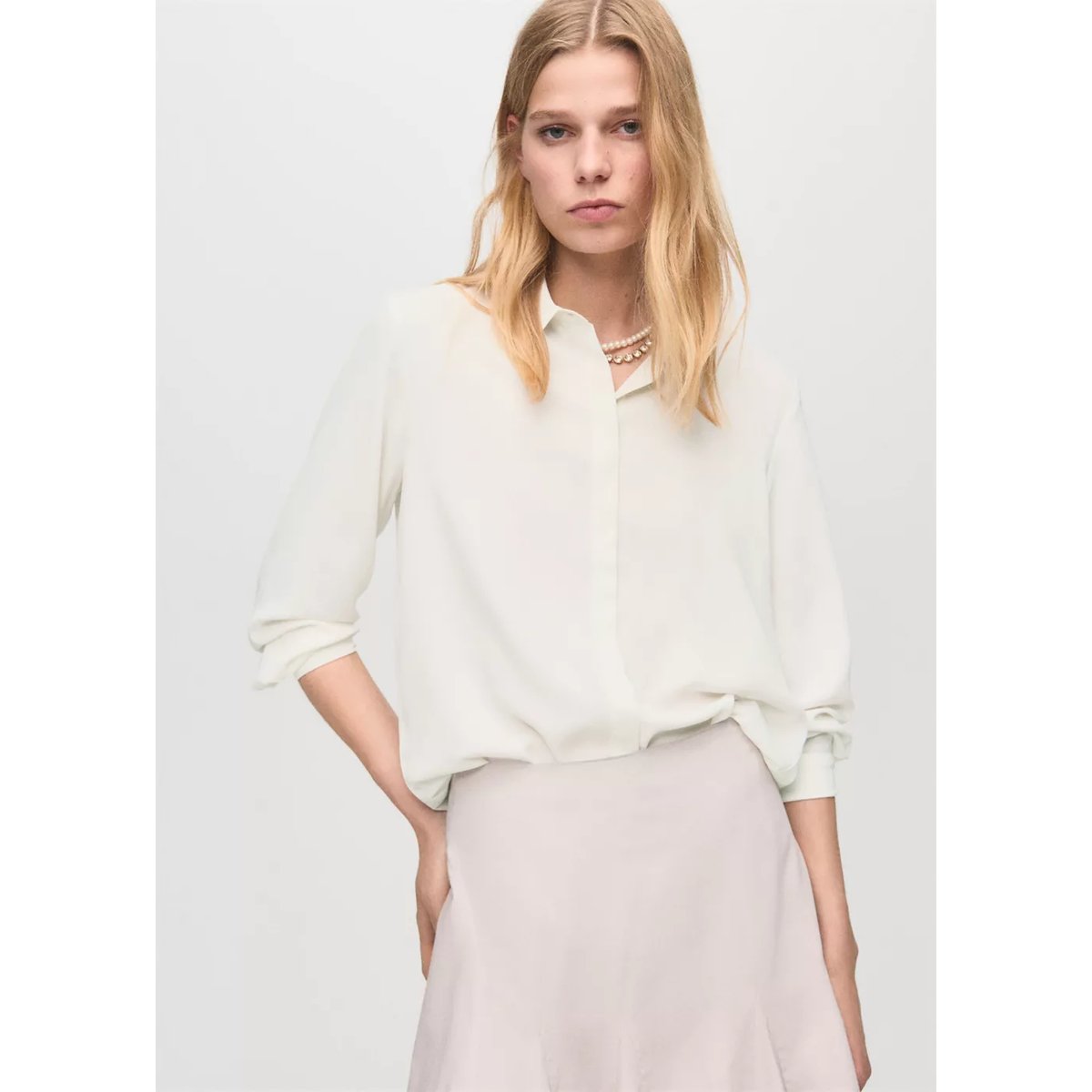 Chemise fluide avec boutons dissimulés blanc cassé, MANGO