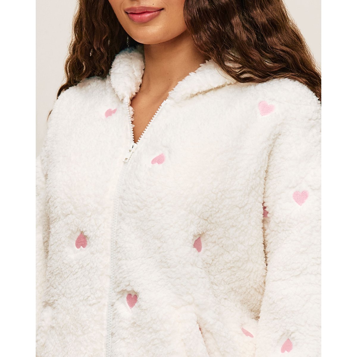 Veste en sherpa brodée de coeurs HEARTBRODIZ ecru, UNDIZ