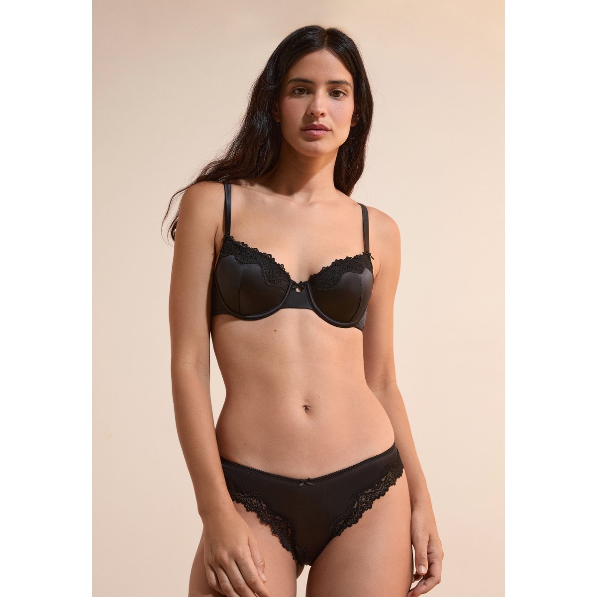 Tanga satiné avec détails dentelle CHUCHOTEE noir, ETAM