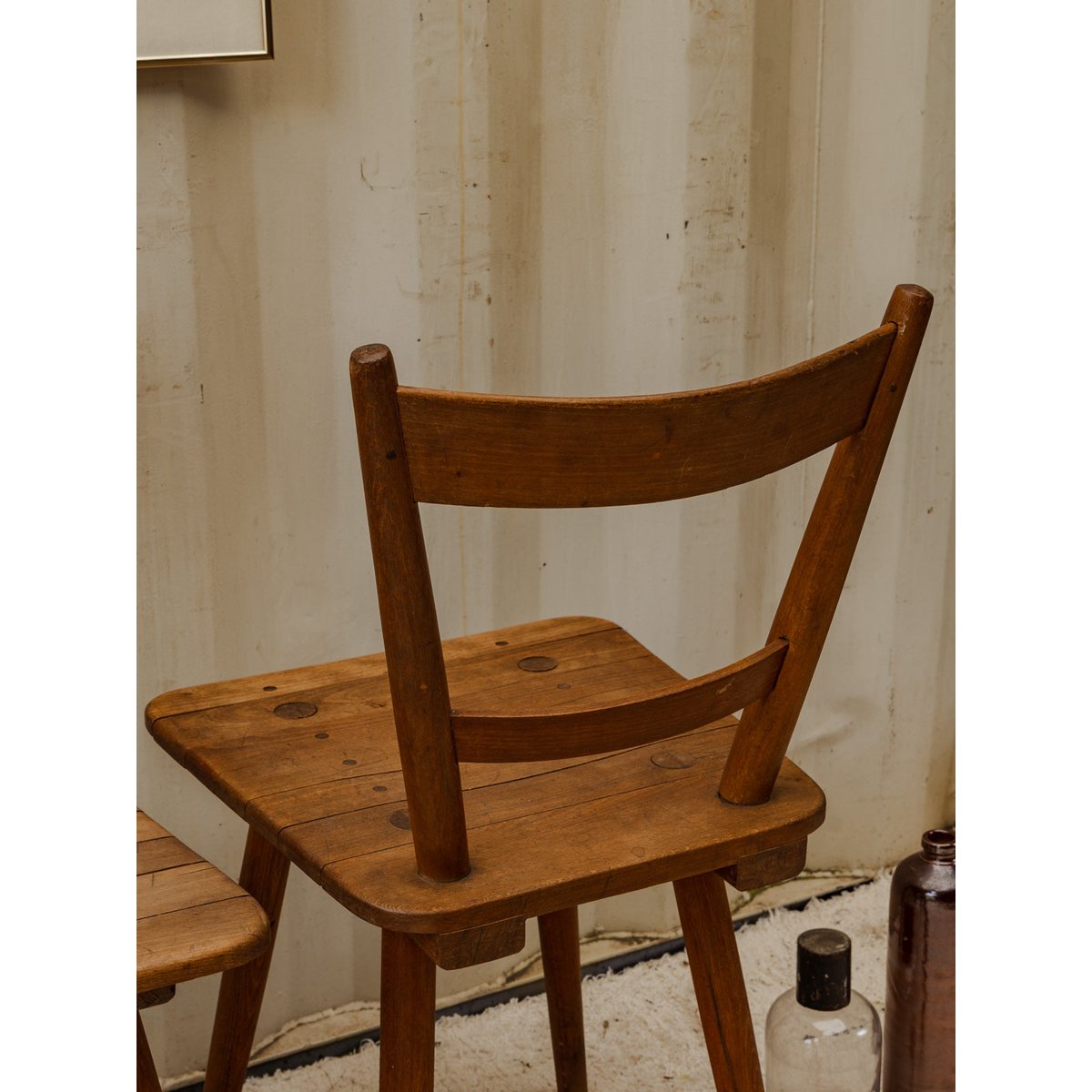 Paire de chaises en bois Claude N°1279 - Bon état bois foncé, DEBONGOUT